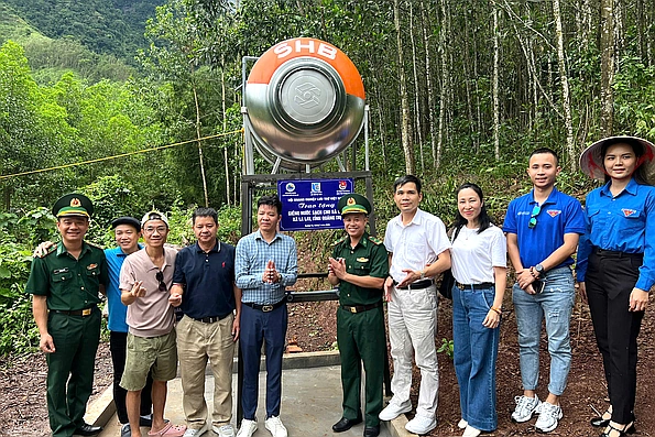 Trao quà và tặng giếng nước cho Nhân dân khu vực biên giới