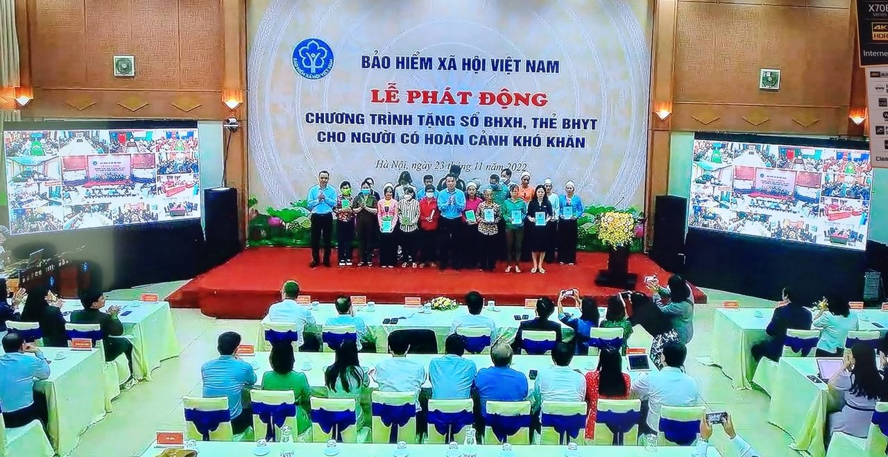 Trao tặng gần 1.900 sổ BHXH, thẻ BHYT cho người có hoàn cảnh khó khăn