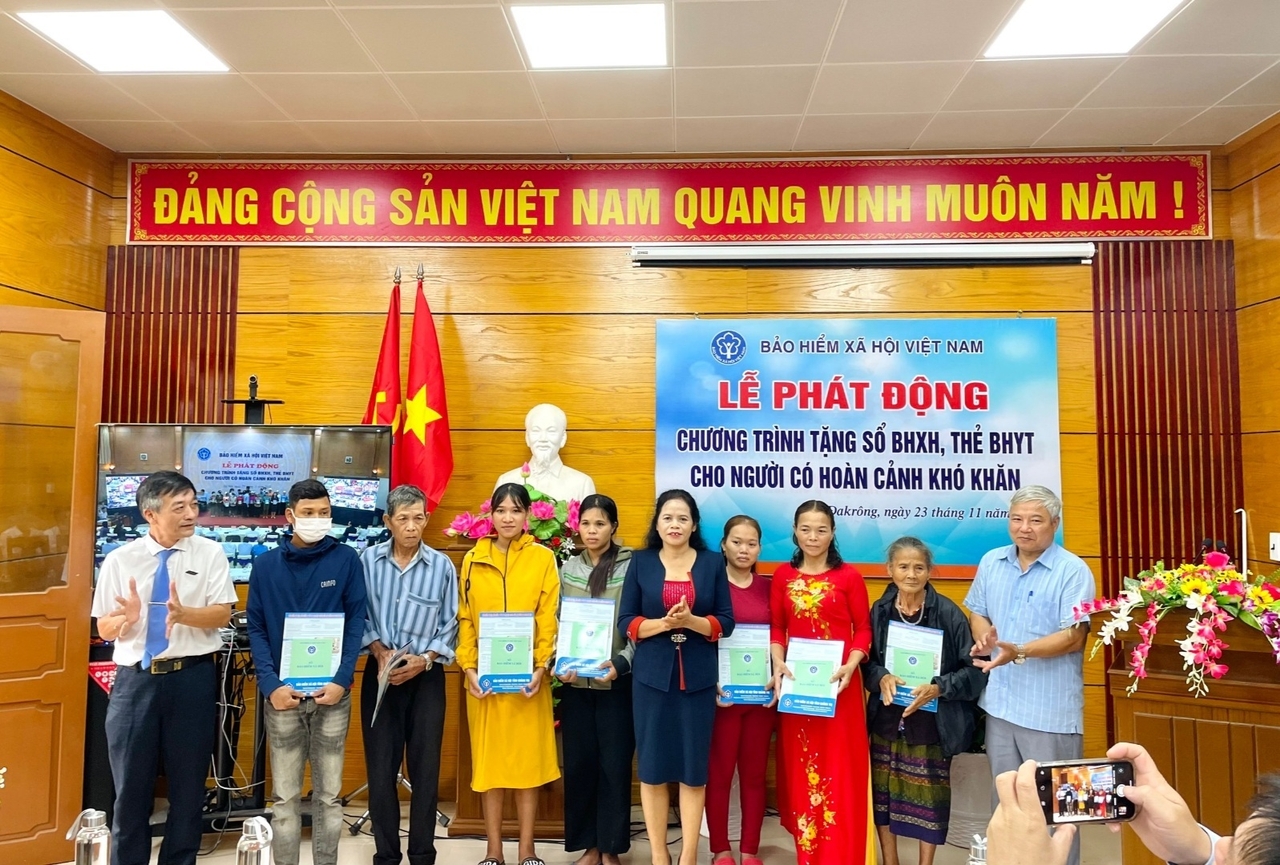 Trao tặng gần 1.900 sổ BHXH, thẻ BHYT cho người có hoàn cảnh khó khăn