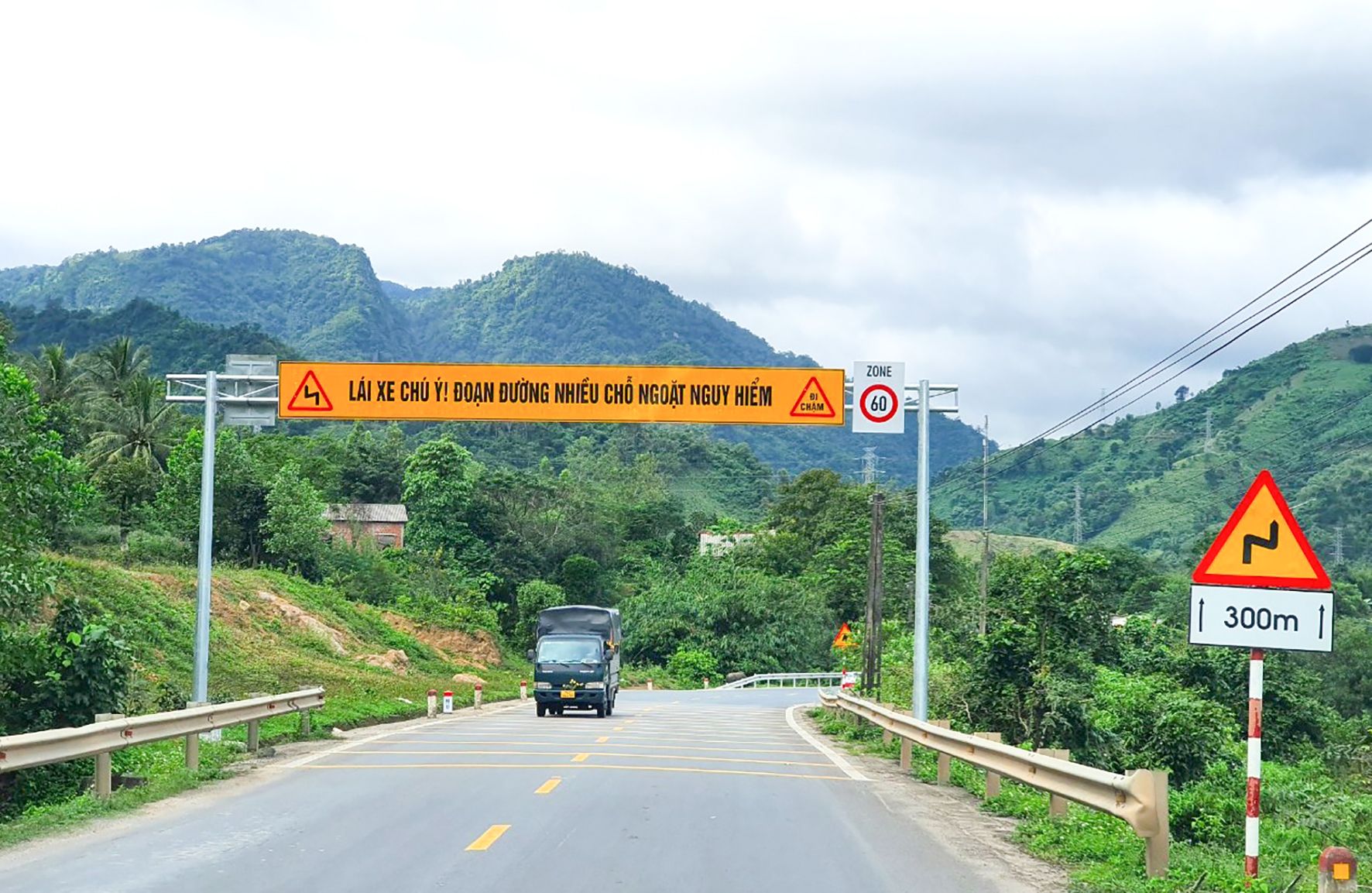 Hoàn thành xử lý 7 điểm tiềm ẩn nguy cơ tai nạn giao thông trên Quốc lộ 9