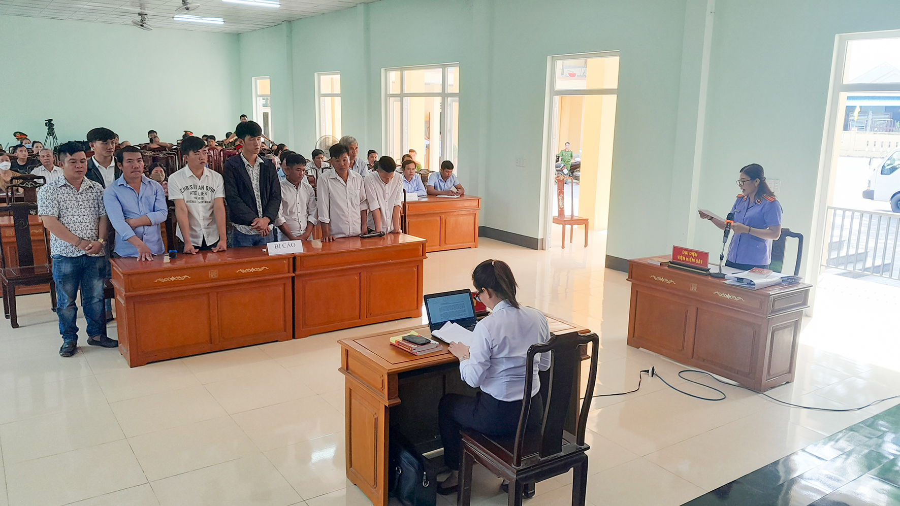 2 đối tượng lãnh án tù về tội danh đánh bạc