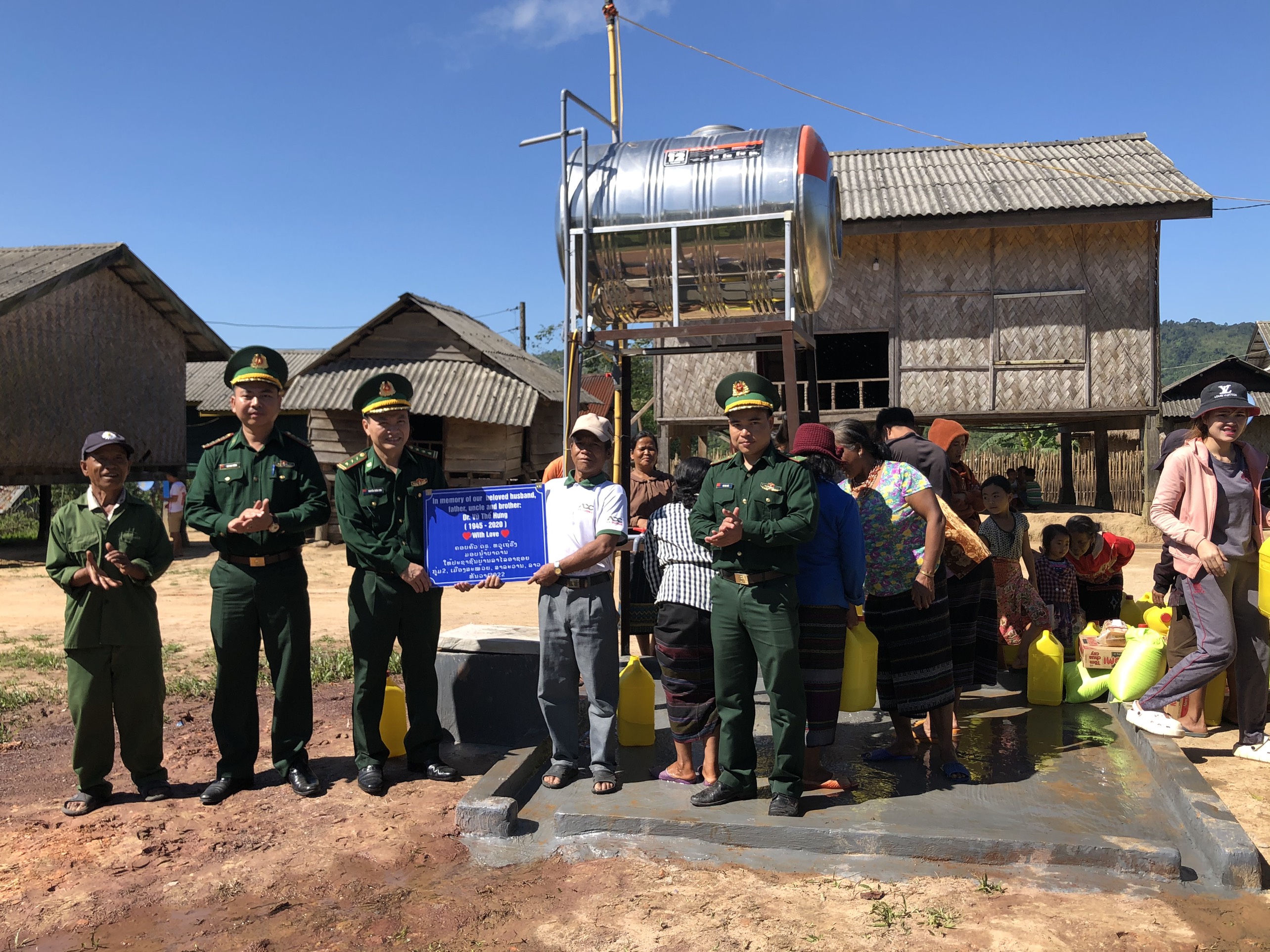 Khánh thành giếng nước sinh hoạt và trao 60 suất quà cho người dân Lào