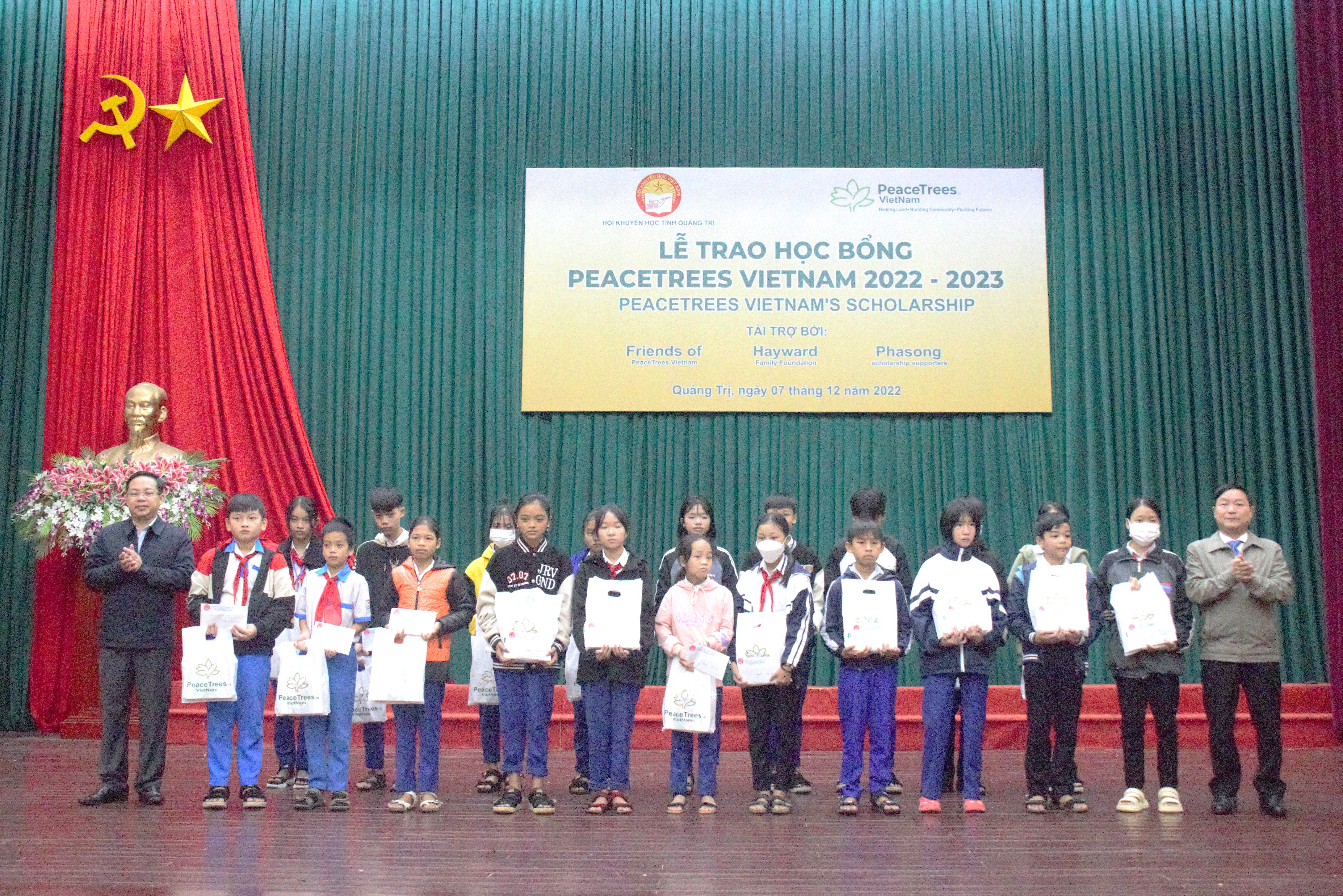 253 học sinh, sinh viên được nhận học bổng PEACETREES VIETNAM