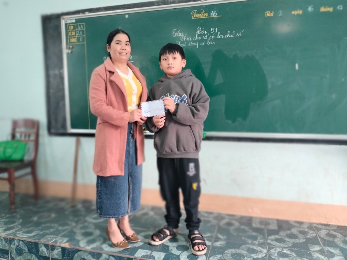 Trao hỗ trợ của bạn đọc Báo Quảng Trị cho 25 hoàn cảnh khó khăn