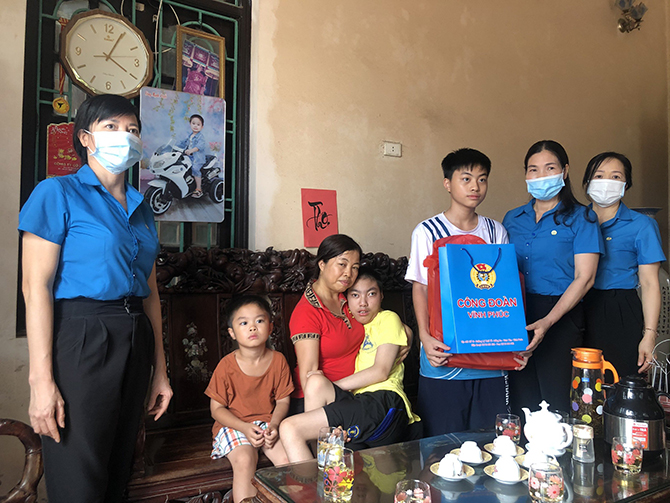 Hỗ trợ 2.540 suất quà cho người lao động có hoàn cảnh khó khăn