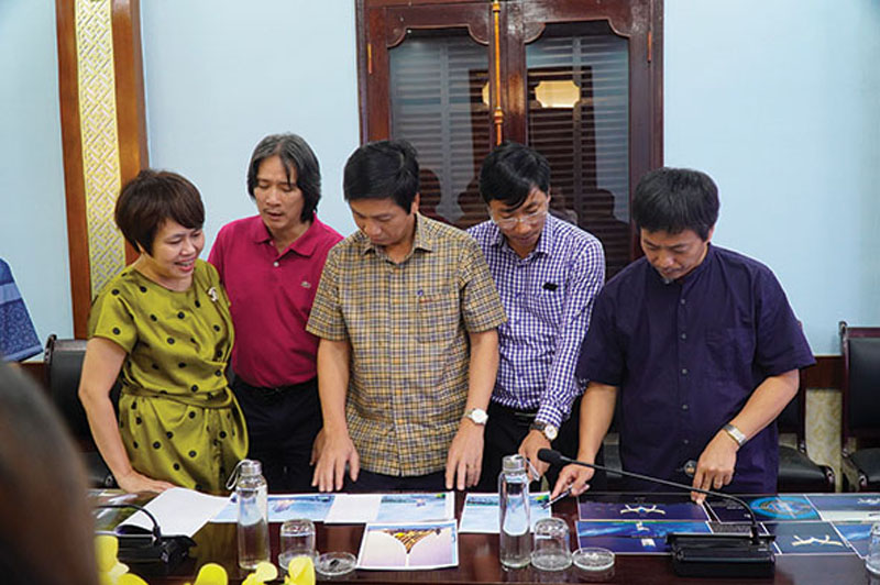 Tạc tượng… hòa bình
