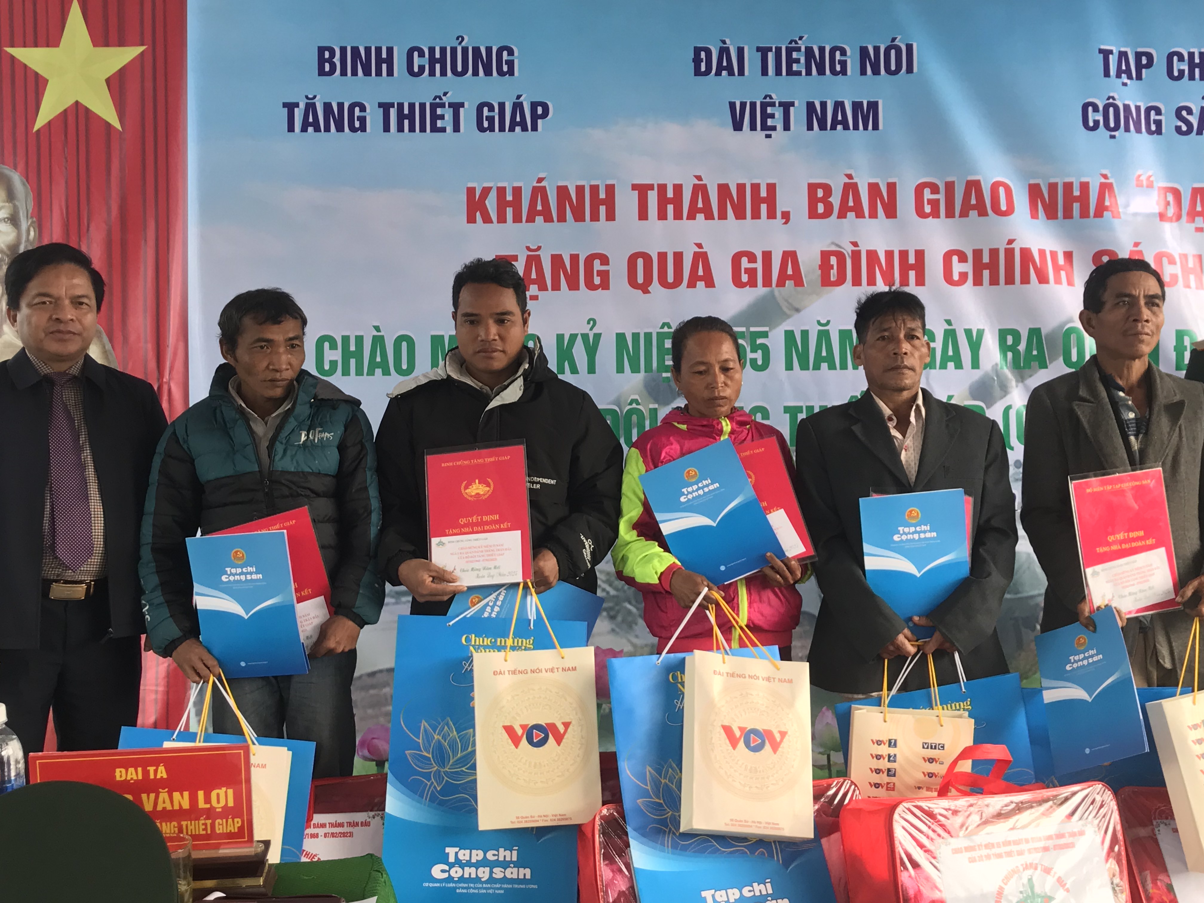 Bàn giao 5 nhà đại đoàn kết