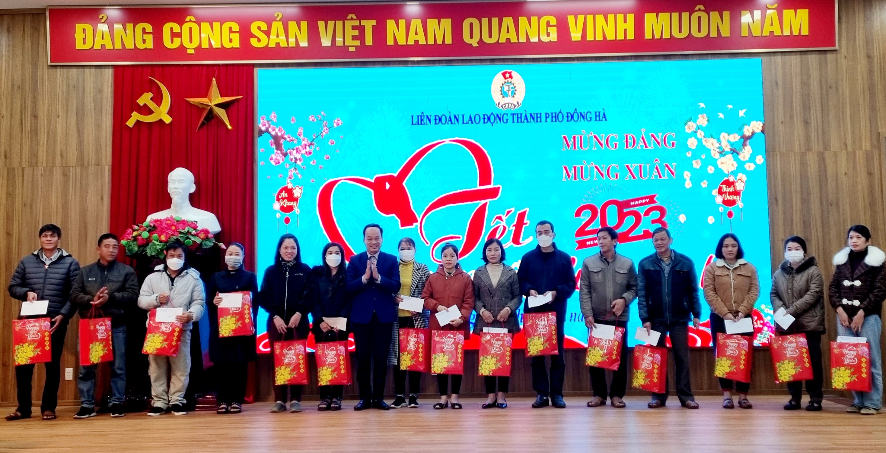 Đông Hà: Gần 100 triệu đồng trao quà “Tết Sum vầy- Xuân gắn kết” cho người lao động có hoàn cảnh đặc biệt khó khăn