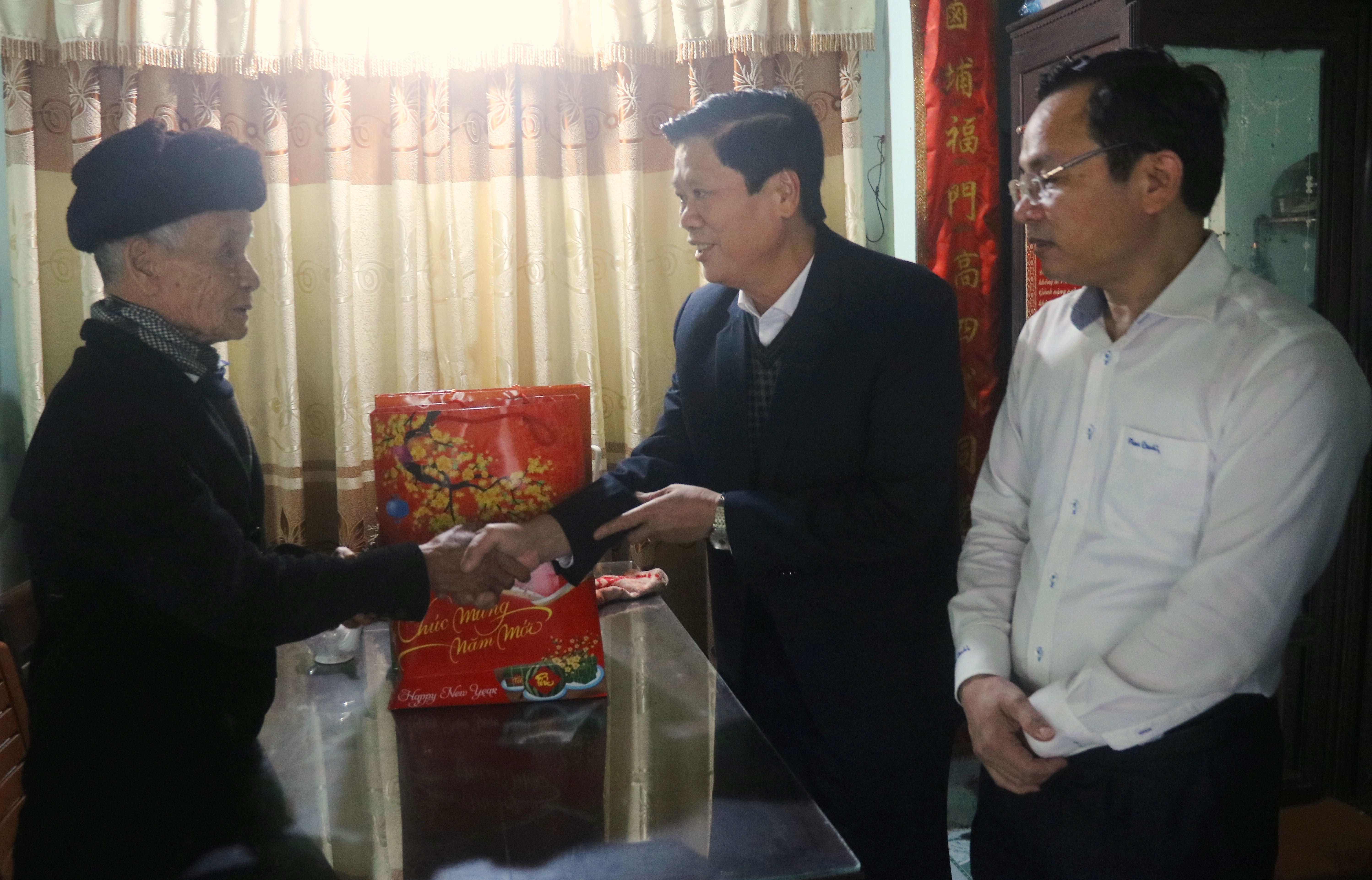Trưởng Ban Tổ chức Tỉnh ủy Phan Văn Phụng thăm và chúc Tết các gia đình chính sách
