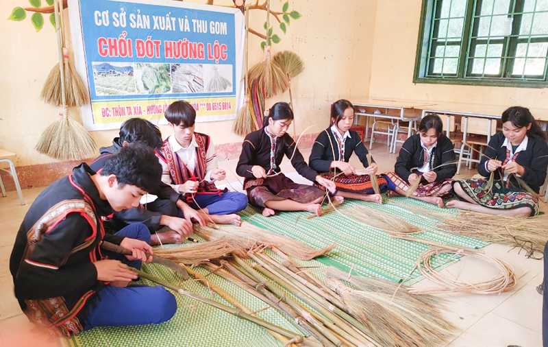 Học sinh miền núi giữ gìn nghề đan chổi đót truyền thống