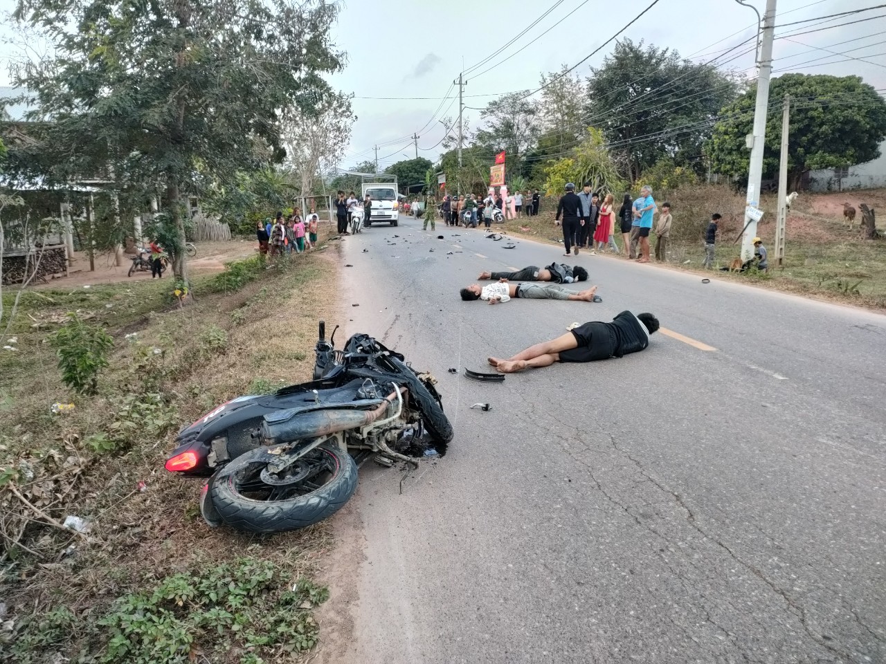 Hướng Hóa: Hai mô tô đối đầu, hai người chết, hai người bị thương nặng