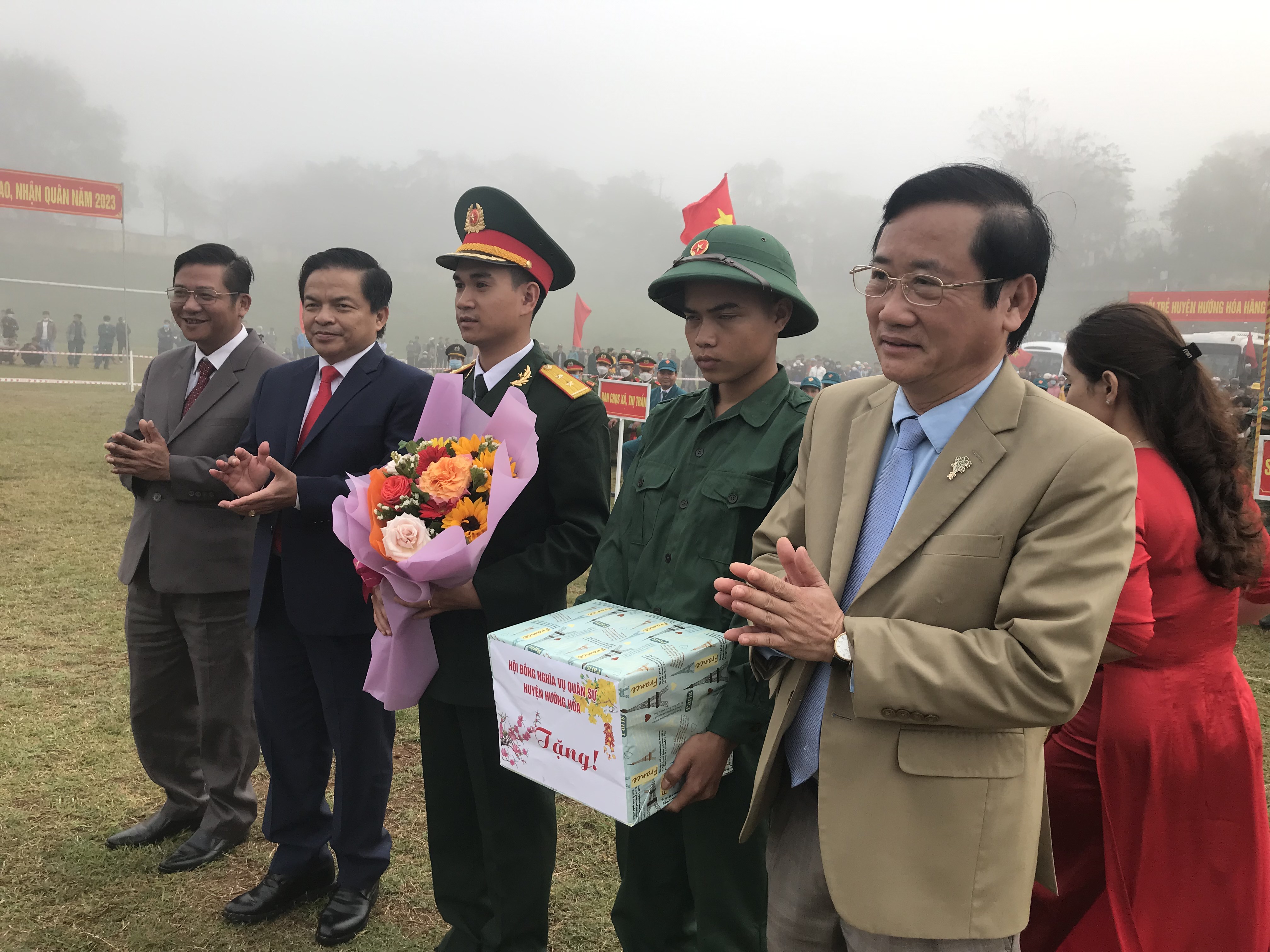 131 thanh niên đồng bào Vân Kiều, Pa Kô huyện Hướng Hóa lên đường nhập ngũ