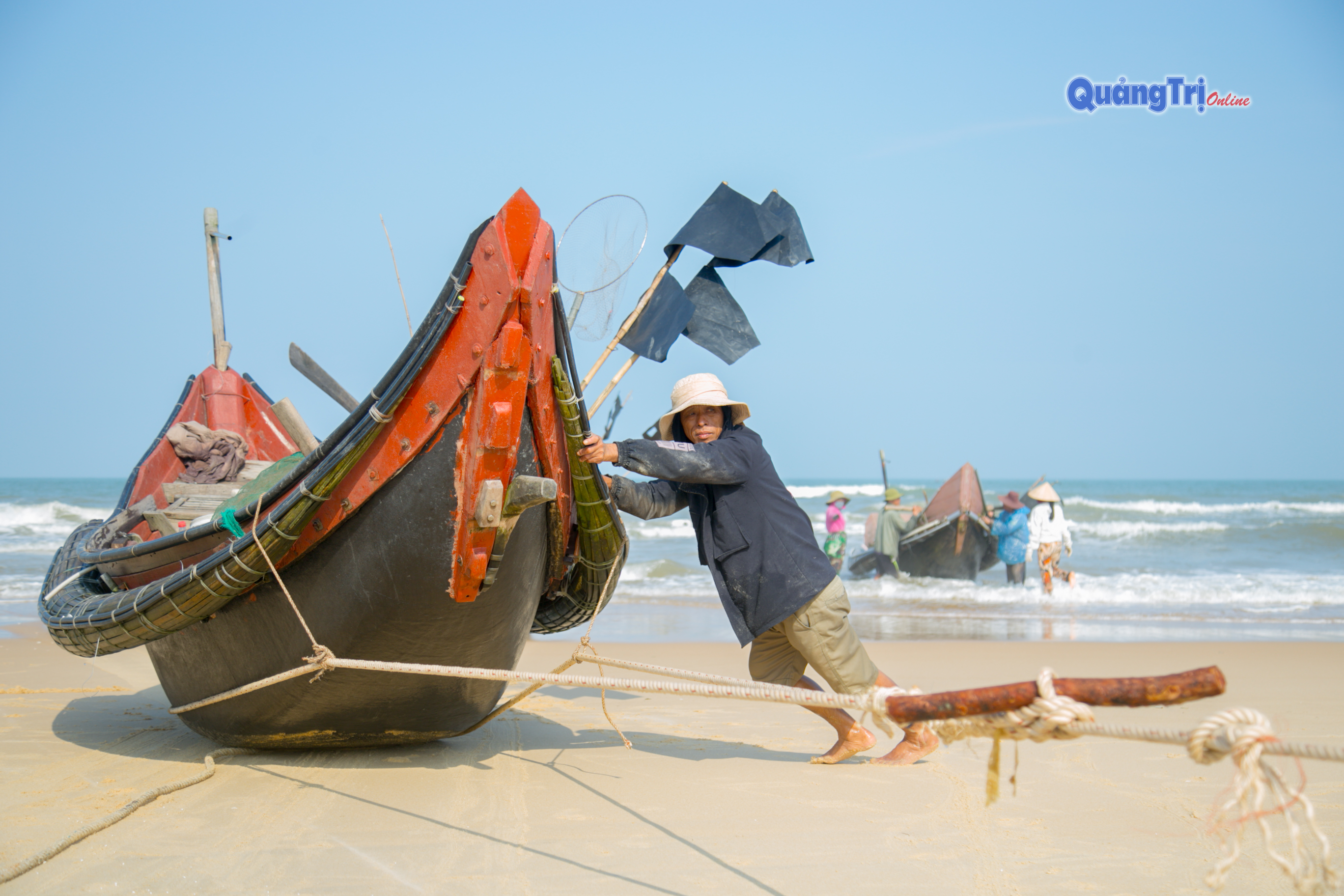 Phóng sự ảnh: Ngư dân vùng biển bãi ngang đón “lộc” cá khoai đầu năm