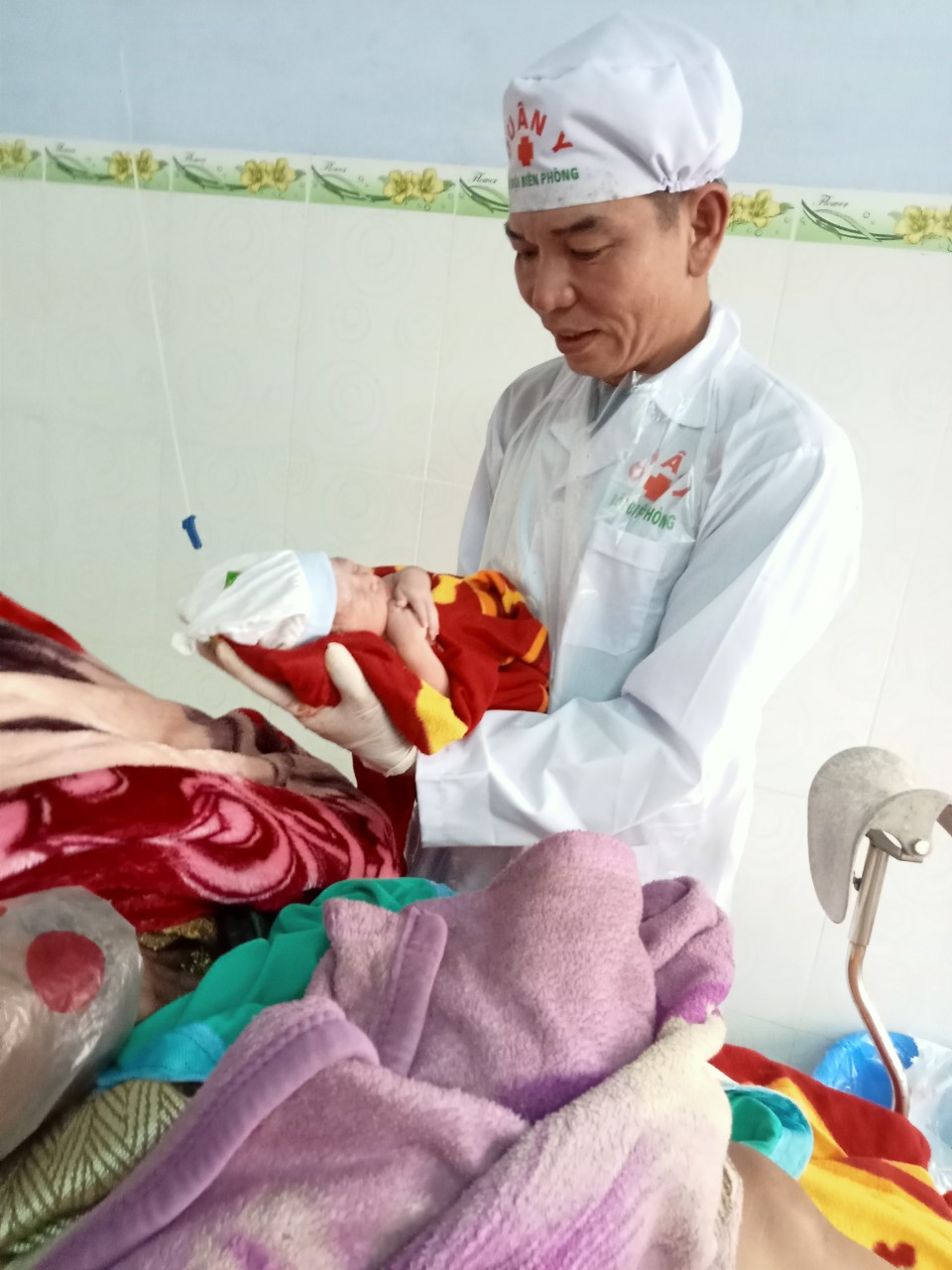  Đồn Biên phòng A Vao đỡ đẻ thành công cho sản phụ sinh non thai 34 tuần