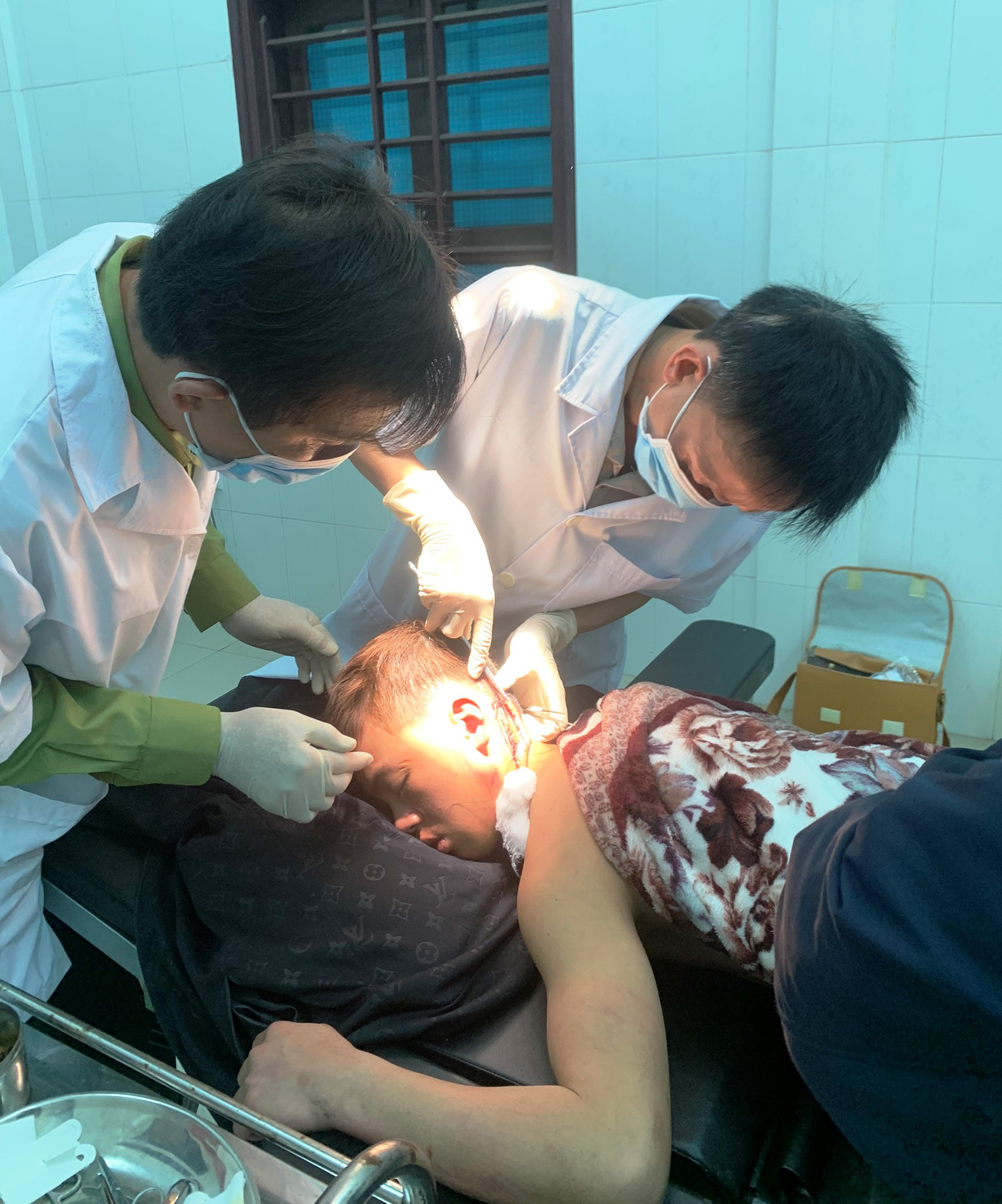 Cấp cứu kịp thời một ngư dân bị tai nạn lao động trên biển