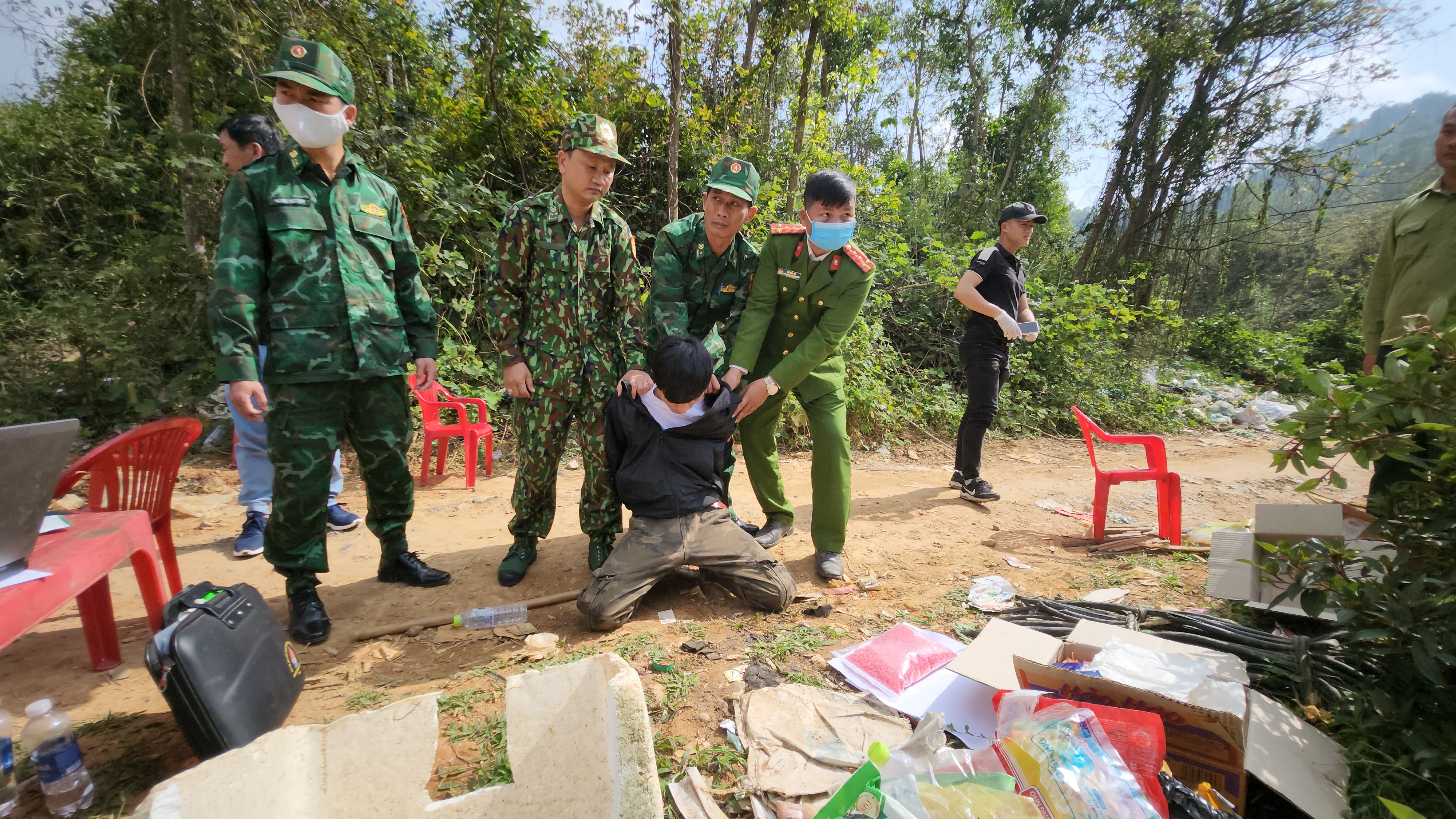 Bắt nam thanh niên vận chuyển 12.000 viên ma túy