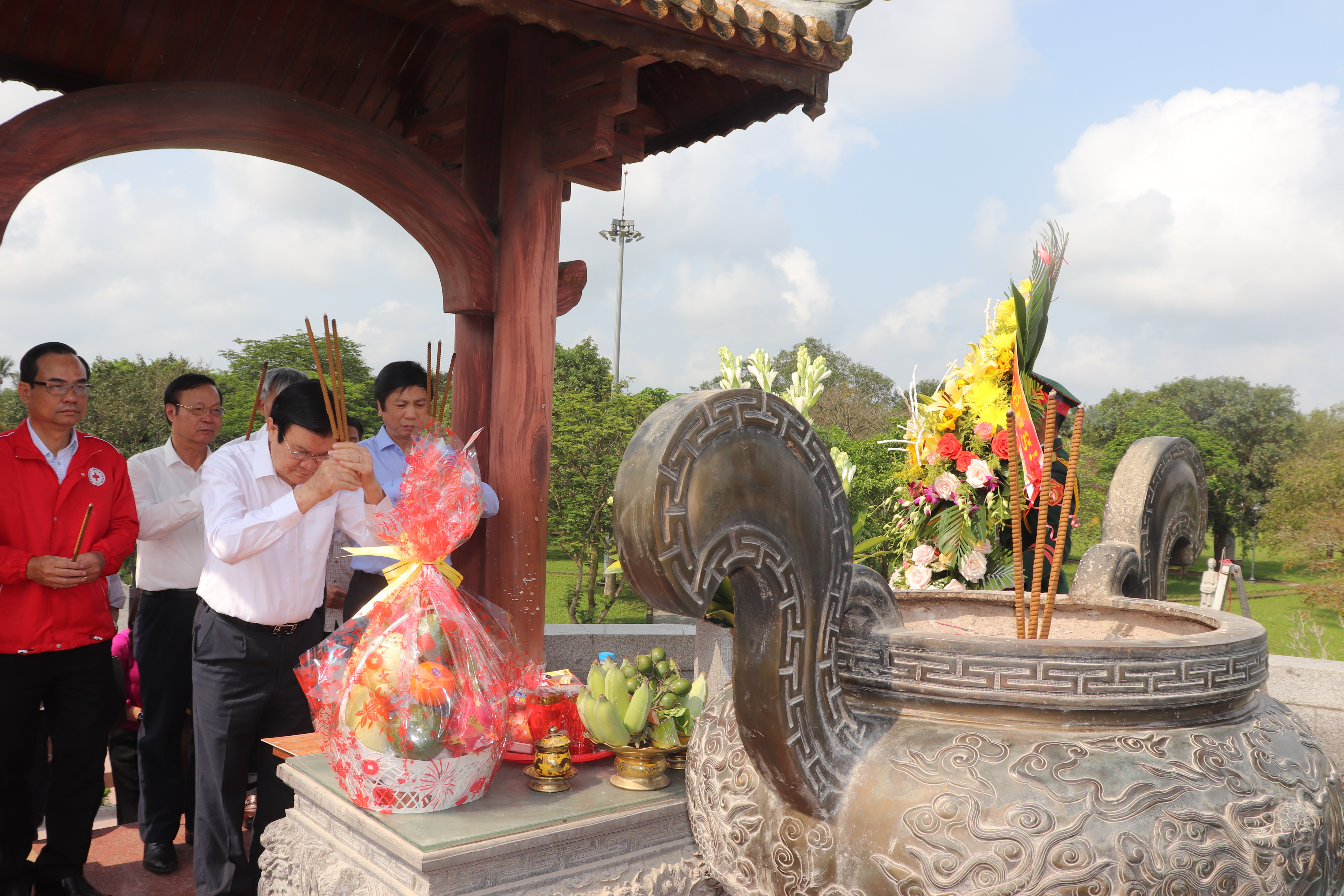 Nguyên Chủ tịch nước Trương Tấn Sang thăm các cựu tù chính trị yêu nước tại Quảng Trị