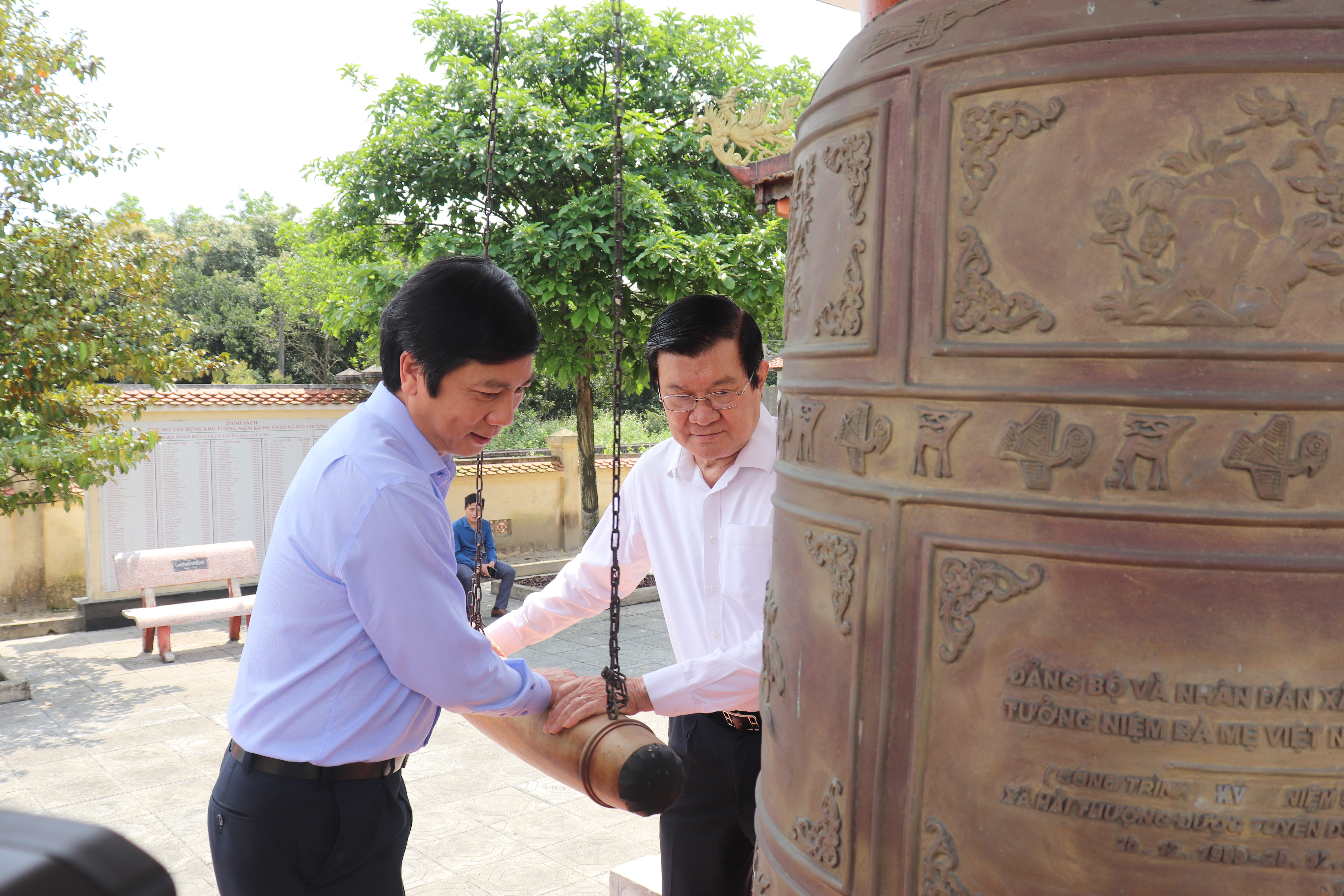 Nguyên Chủ tịch nước Trương Tấn Sang thăm các cựu tù chính trị yêu nước tại Quảng Trị