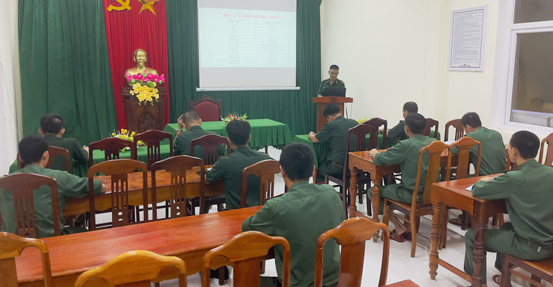 Đưa việc học tiếng Bru - Vân Kiều, tiếng Lào trở thành nhiệm vụ thường xuyên trong huấn luyện