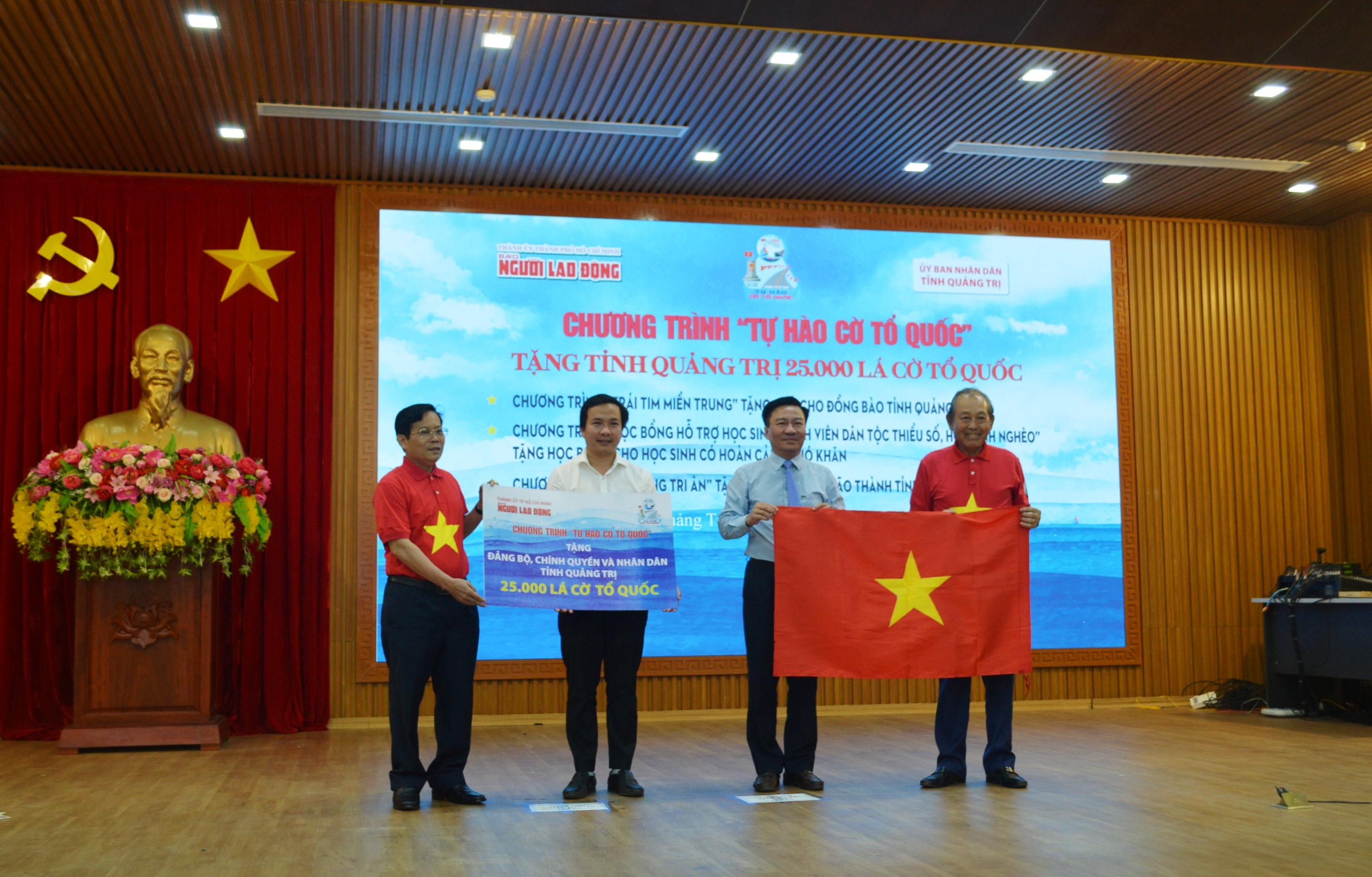 Nguyên Phó Thủ tướng Thường trực Chính phủ Trương Hoà Bình và chương trình “Tự hào cờ Tổ quốc” tặng tỉnh Quảng Trị 25.000 lá cờ tổ quốc