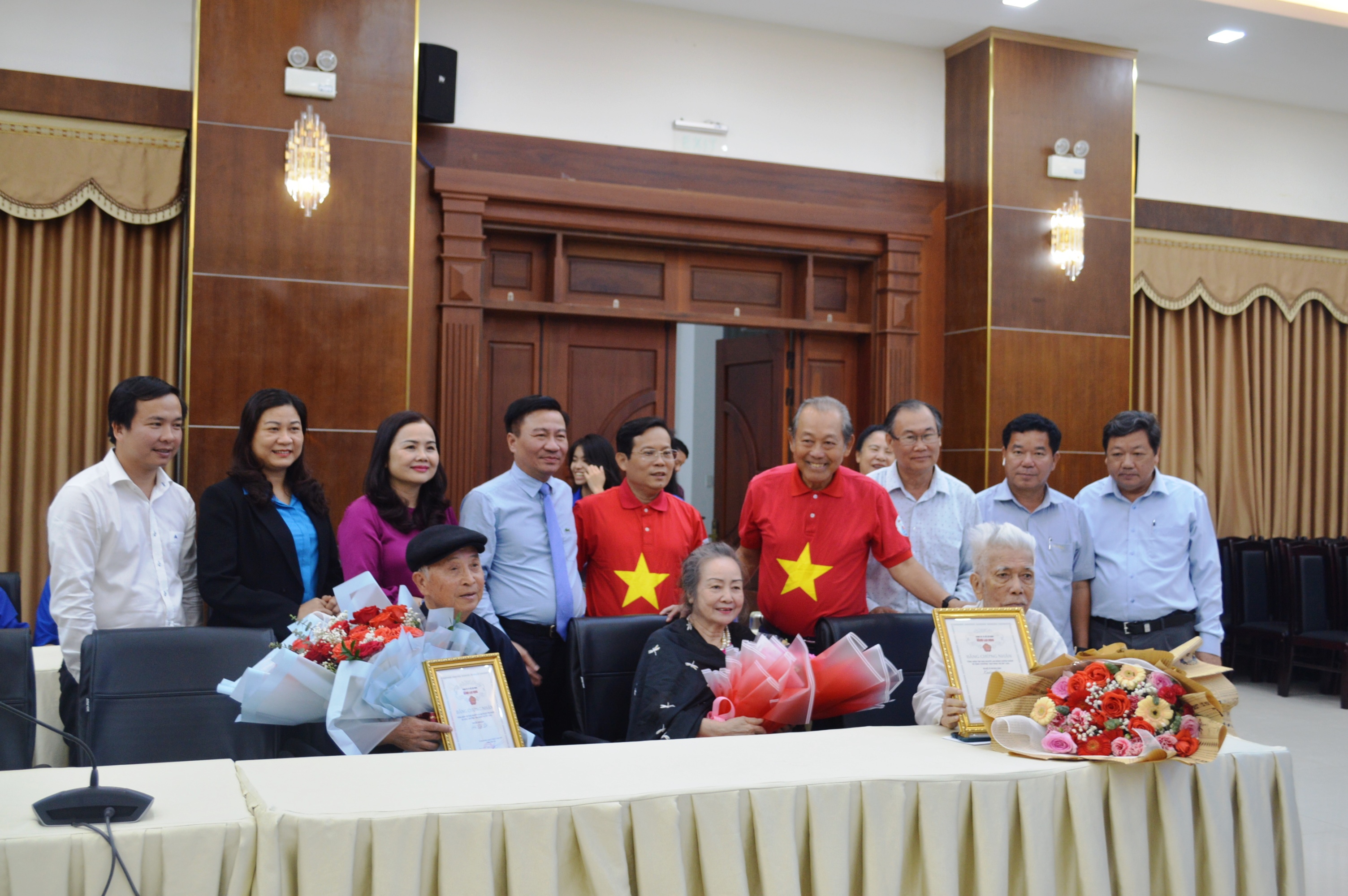 Nguyên Phó Thủ tướng Thường trực Chính phủ Trương Hoà Bình và chương trình “Tự hào cờ Tổ quốc” tặng tỉnh Quảng Trị 25.000 lá cờ tổ quốc