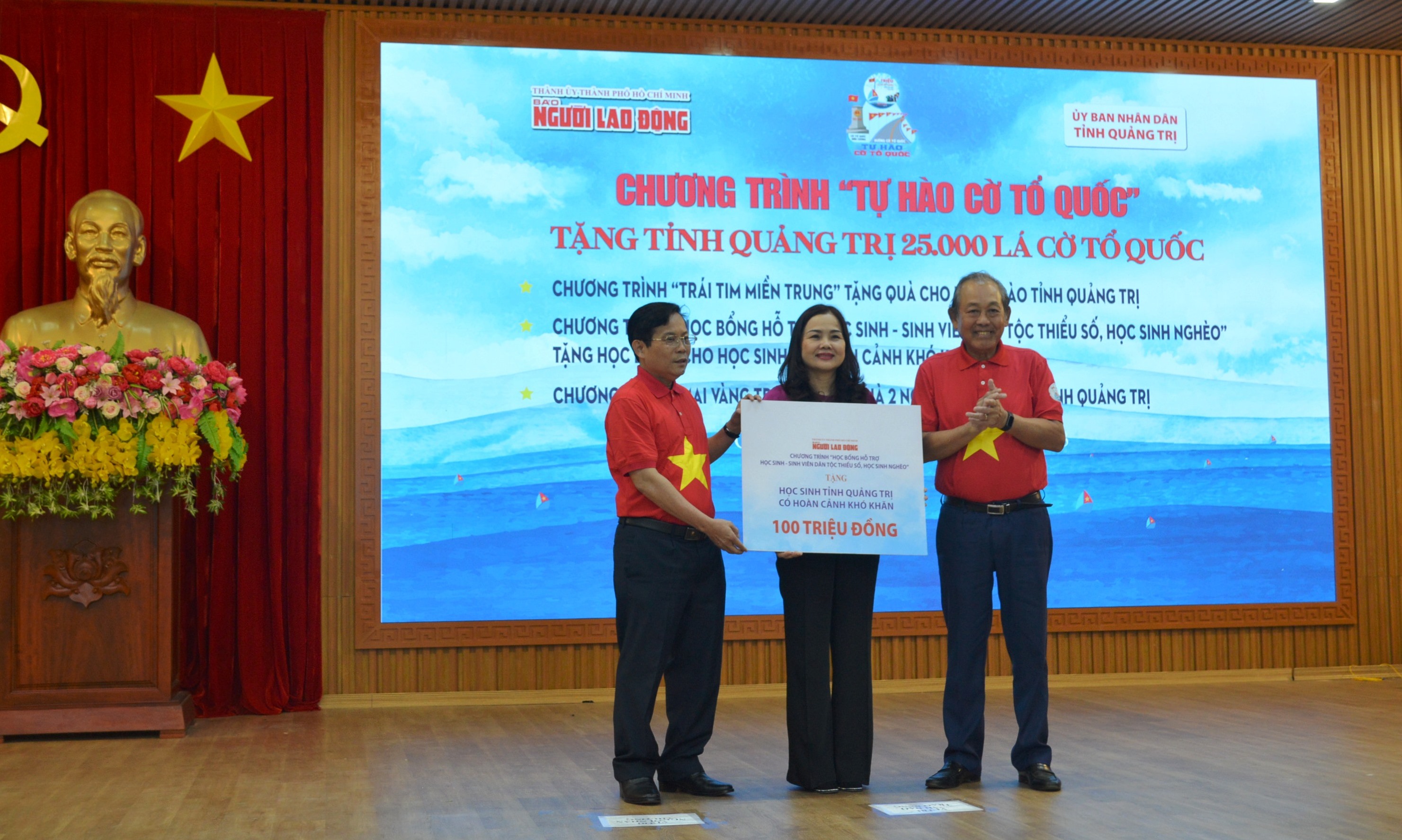 Nguyên Phó Thủ tướng Thường trực Chính phủ Trương Hoà Bình và chương trình “Tự hào cờ Tổ quốc” tặng tỉnh Quảng Trị 25.000 lá cờ tổ quốc