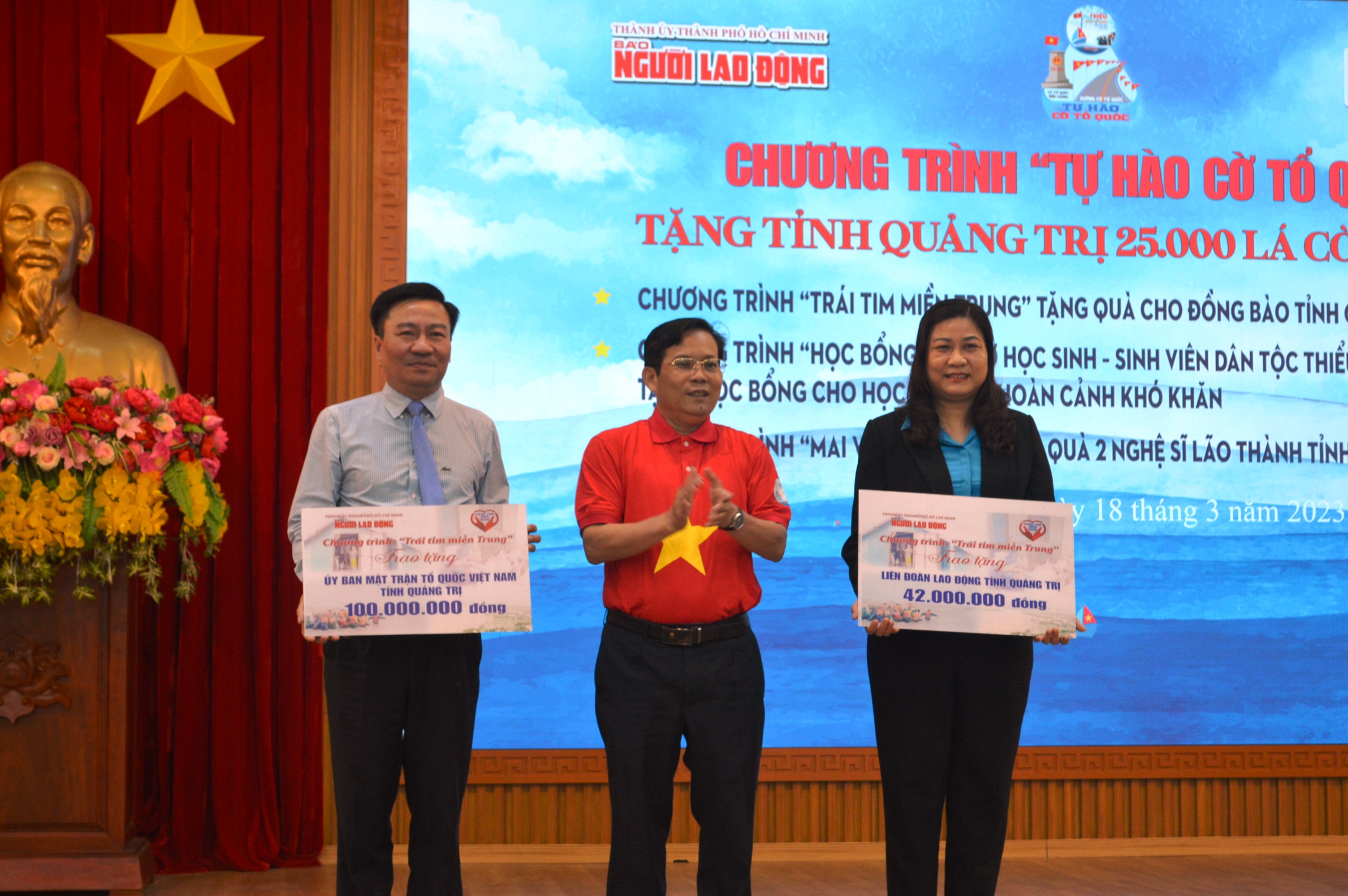 Nguyên Phó Thủ tướng Thường trực Chính phủ Trương Hoà Bình và chương trình “Tự hào cờ Tổ quốc” tặng tỉnh Quảng Trị 25.000 lá cờ tổ quốc