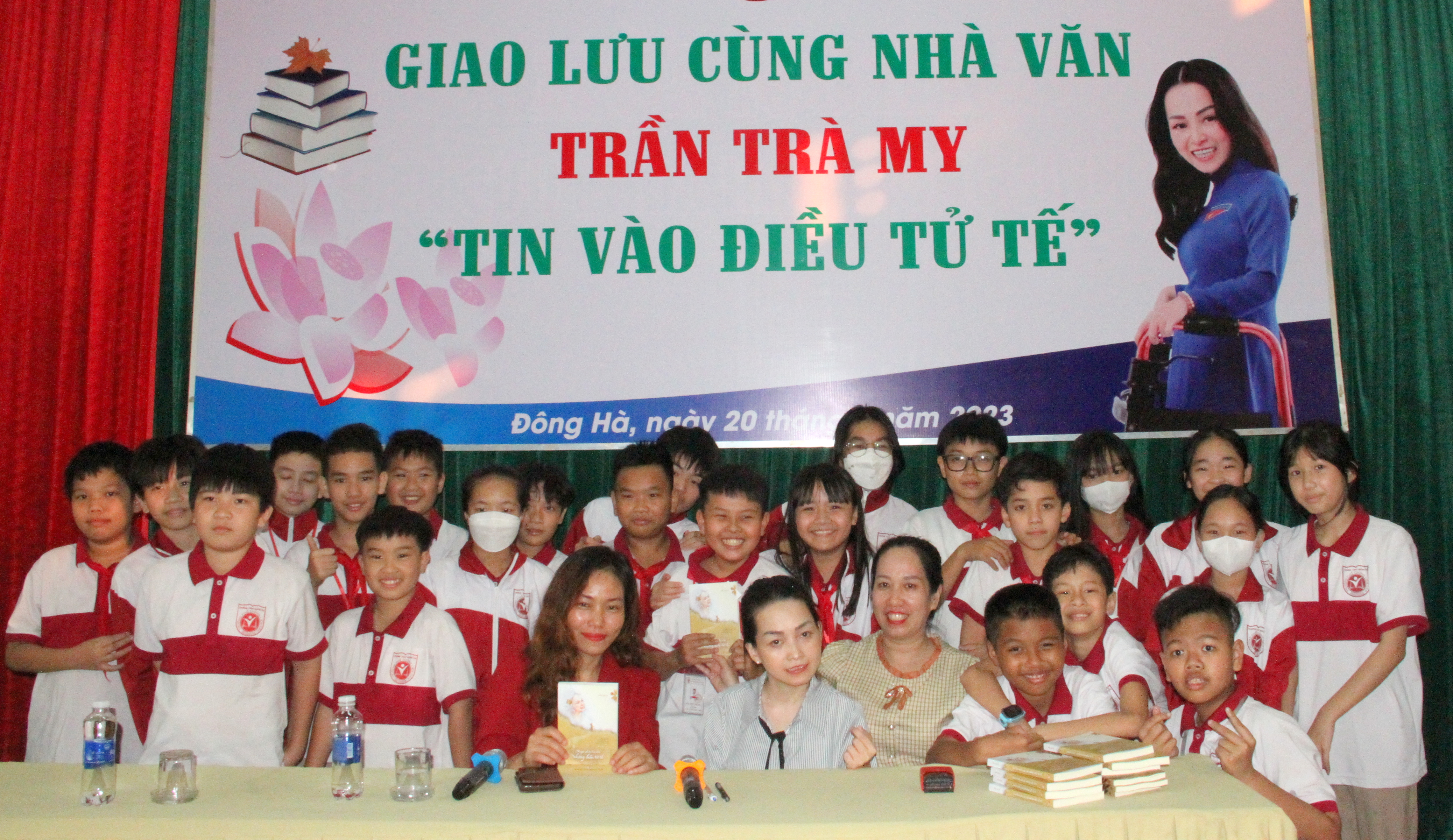Nhà văn khuyết tật TrầnTrà My truyền cảm hứng về nghị lực sống tới giới trẻ Quảng Trị