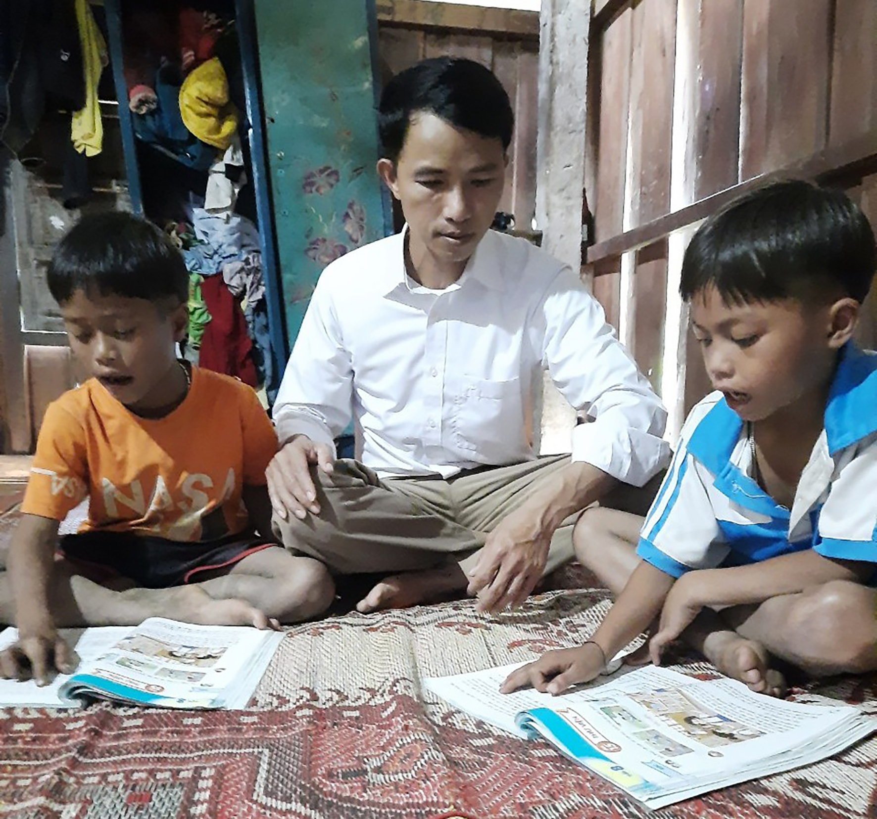 Người thầy miệt mài “gieo chữ” bên dòng Sê Băng Hiêng