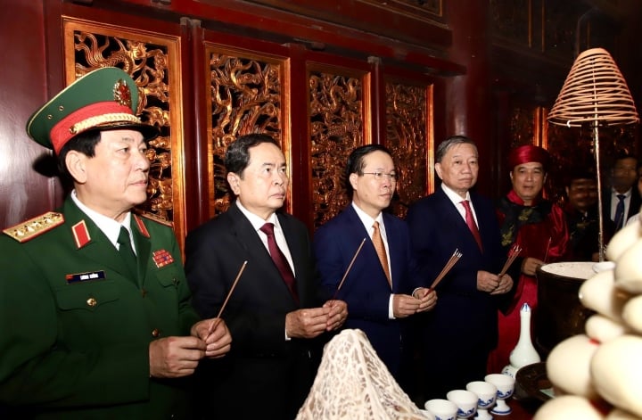 Hàng nghìn người đội mưa về dự lễ Giỗ Tổ Hùng Vương