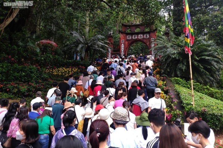 Hàng nghìn người đội mưa về dự lễ Giỗ Tổ Hùng Vương