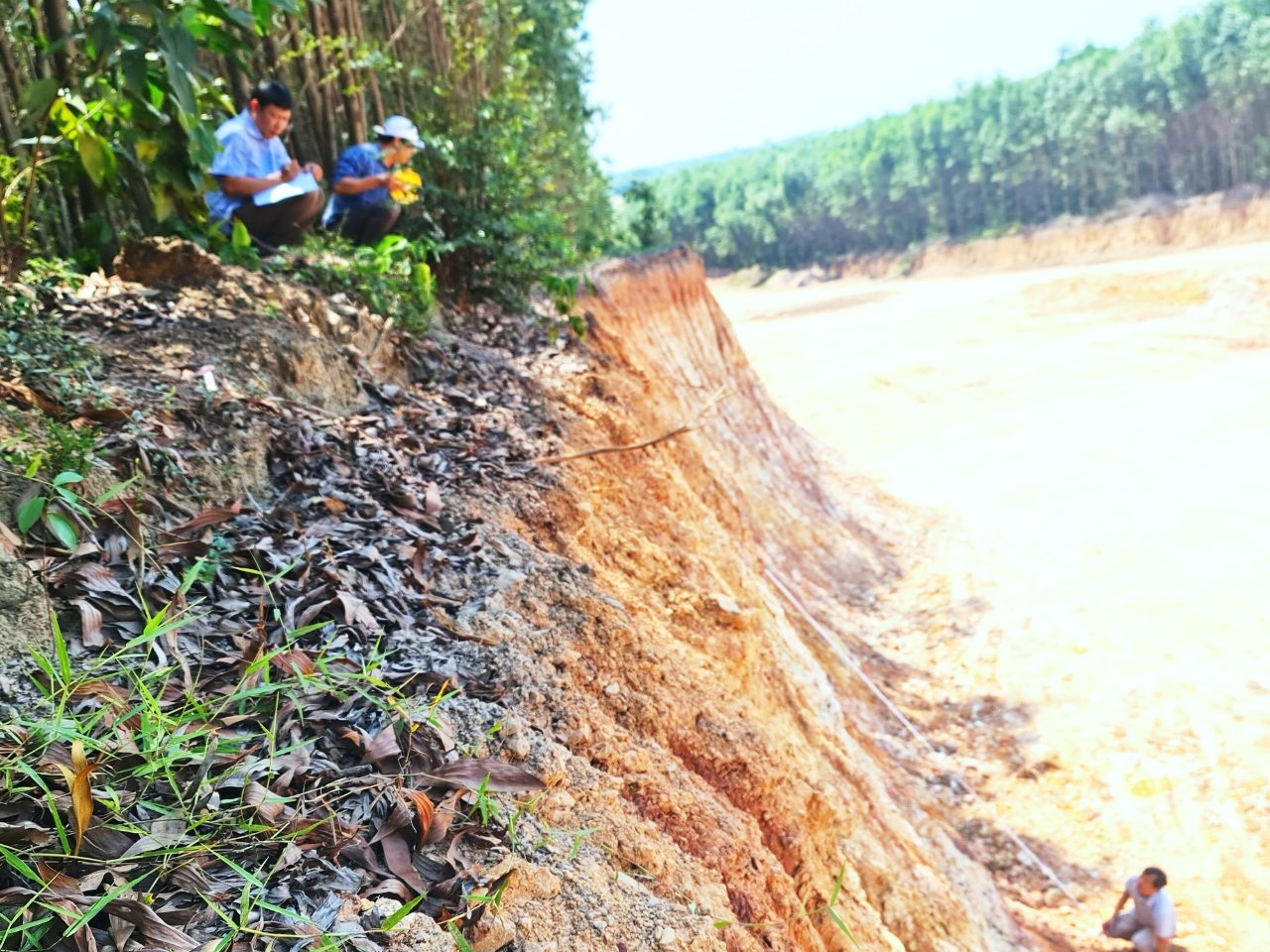 Nguy cơ sạt lở bờ hồ thủy lợi Khe Rò 3 do hàng ngàn m<sup>3</sup> đất bị khai thác trái phép