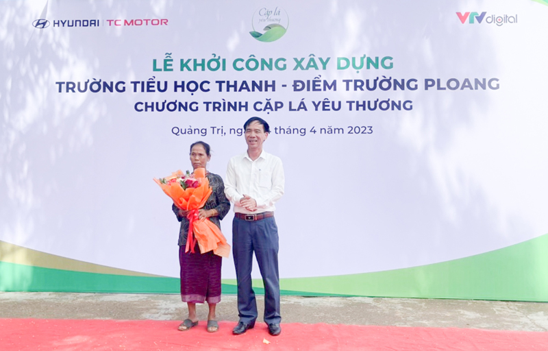 Vợ chồng nghèo người Vân Kiều nhiều lần hiến đất