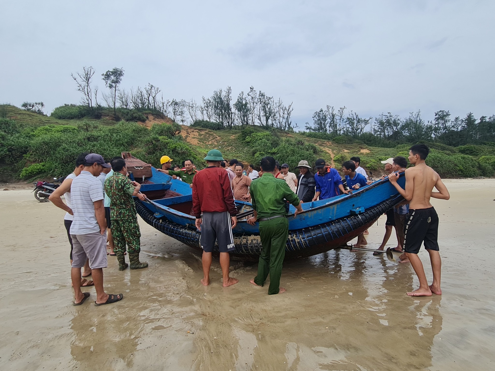 Vĩnh Linh: Hai thuyền bị chìm trên biển do giông lốc