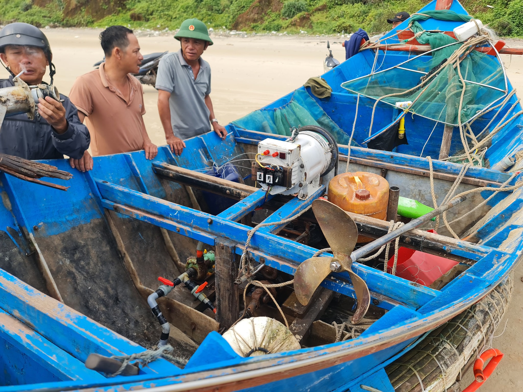 Vĩnh Linh: Hai thuyền bị chìm trên biển do giông lốc