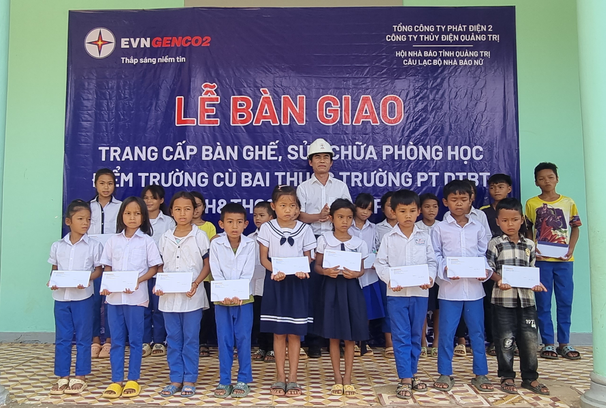 Câu lạc bộ Nhà báo nữ tỉnh đi thực tế và tặng quà cho học sinh, giáo viên vùng khó