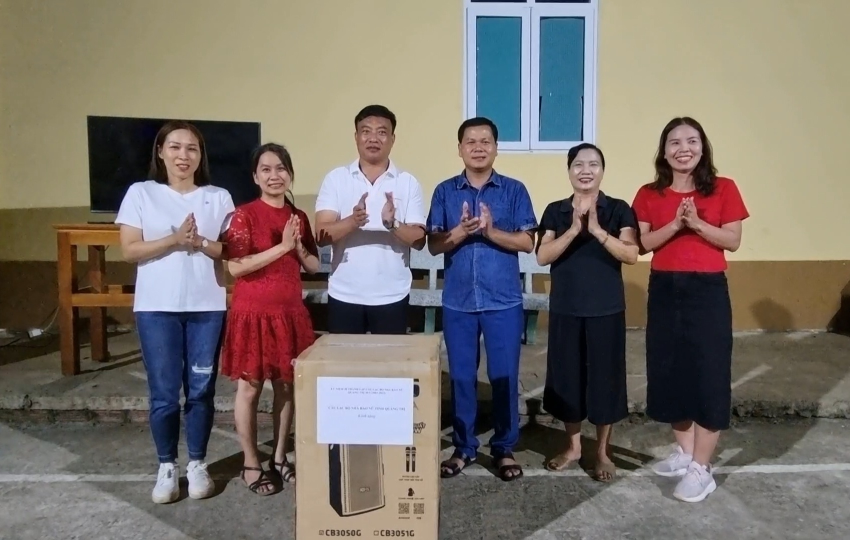 Câu lạc bộ Nhà báo nữ tỉnh đi thực tế và tặng quà cho học sinh, giáo viên vùng khó