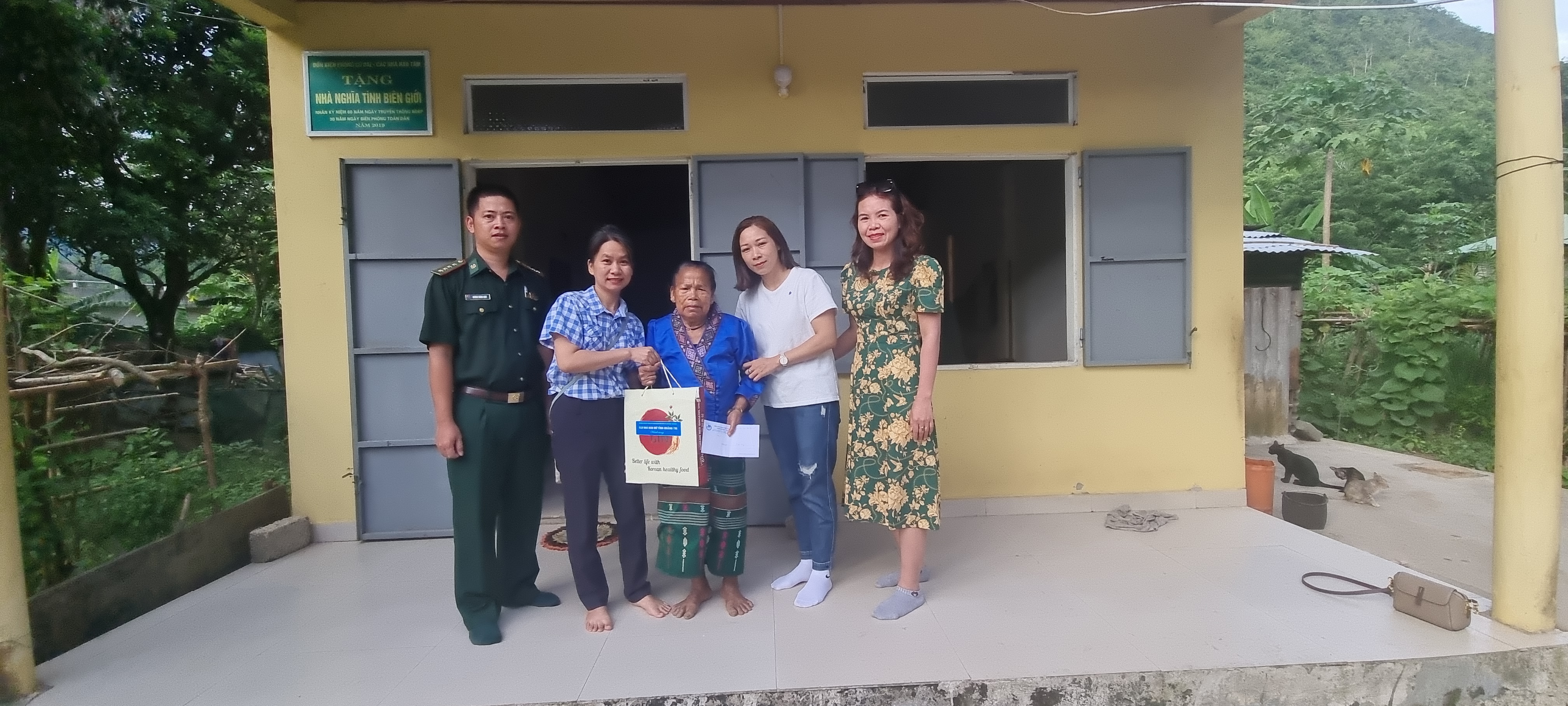 Câu lạc bộ Nhà báo nữ tỉnh đi thực tế và tặng quà cho học sinh, giáo viên vùng khó
