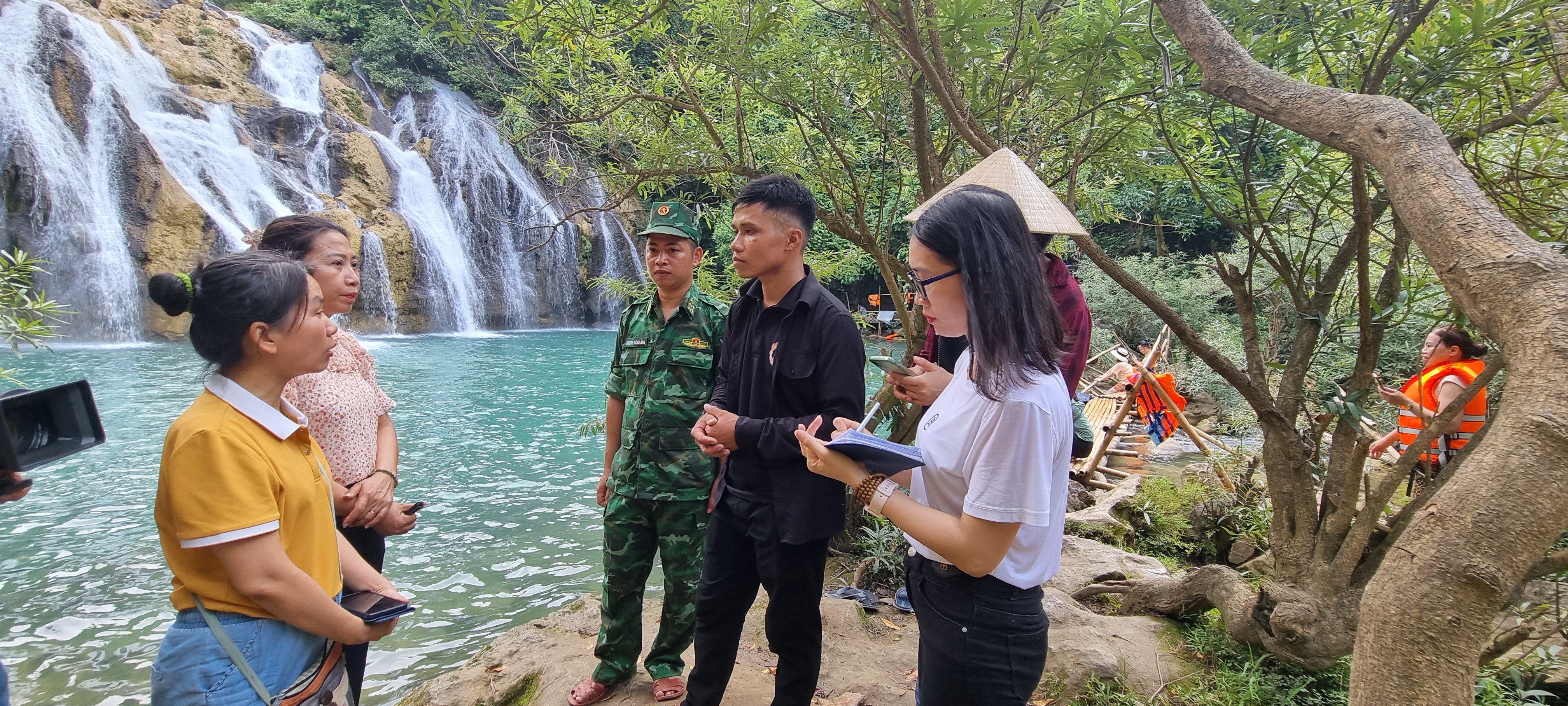 Câu lạc bộ Nhà báo nữ tỉnh đi thực tế và tặng quà cho học sinh, giáo viên vùng khó