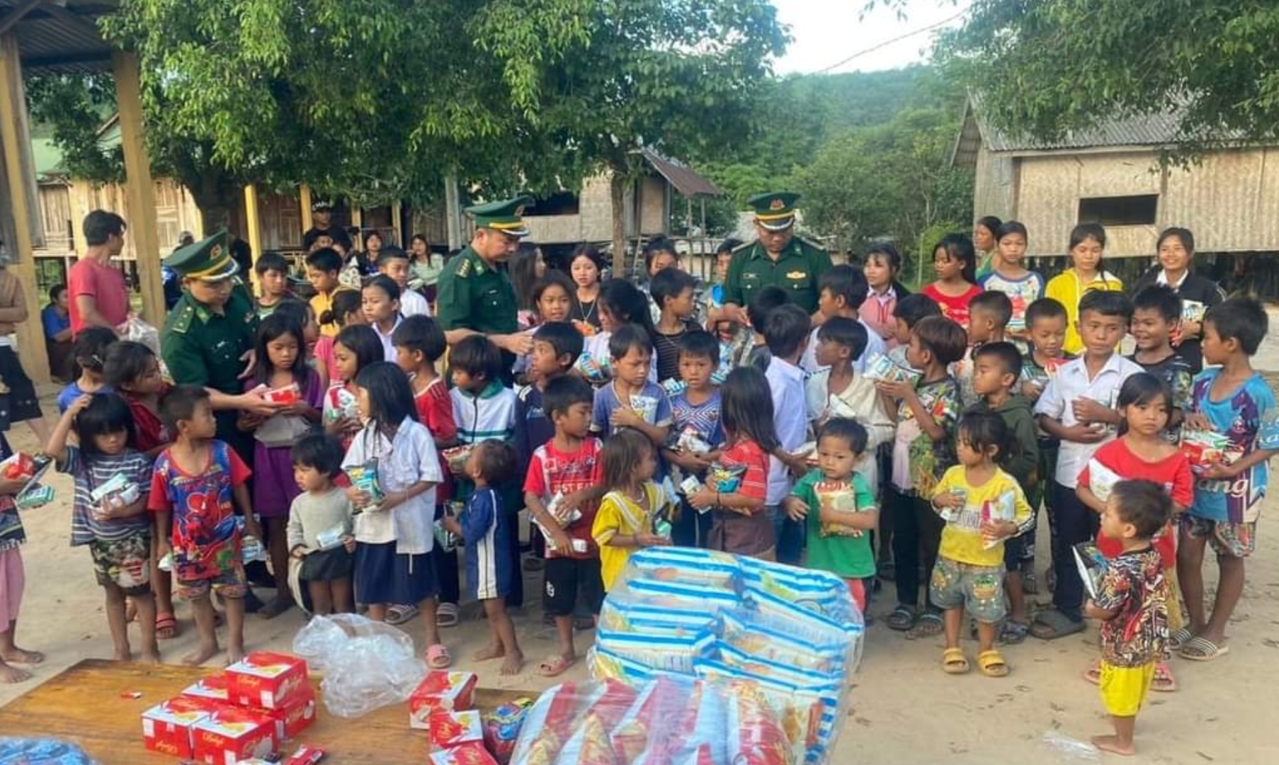 Tặng 430 suất quà cho thiếu nhi vùng biên giới và nước bạn Lào