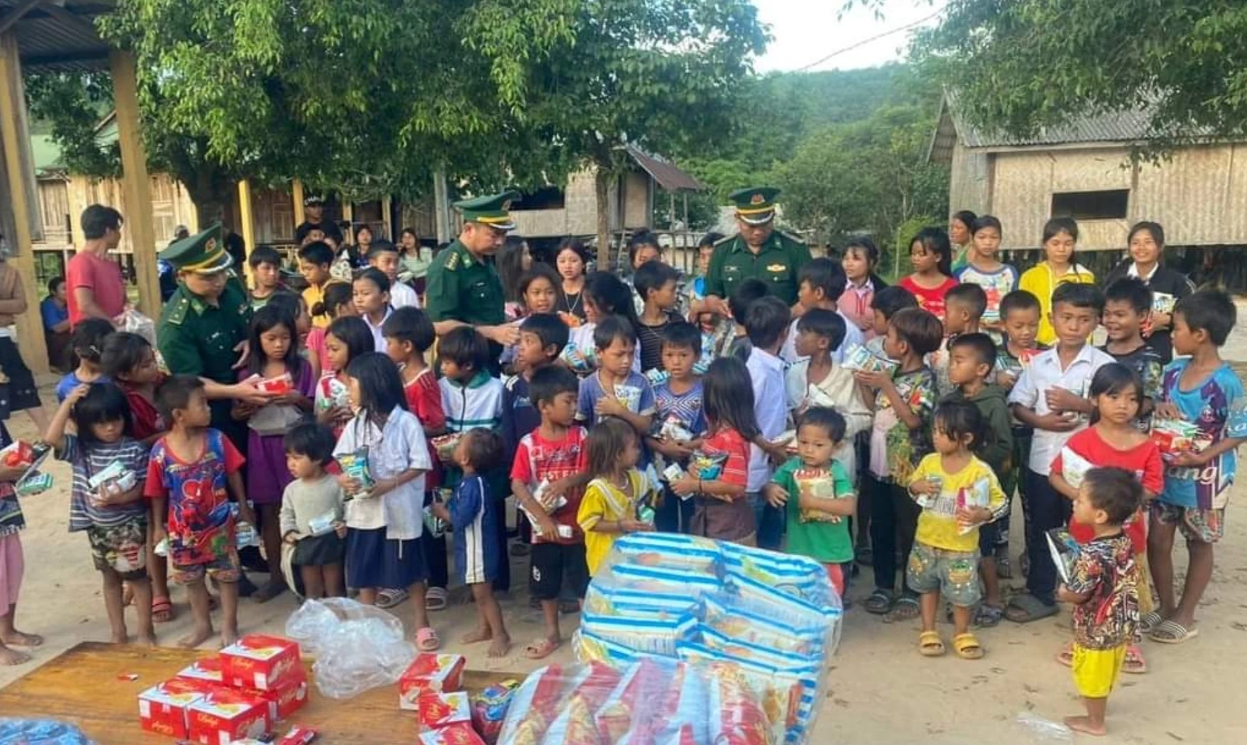 Tặng 430 suất quà cho thiếu nhi vùng biên giới và nước bạn Lào