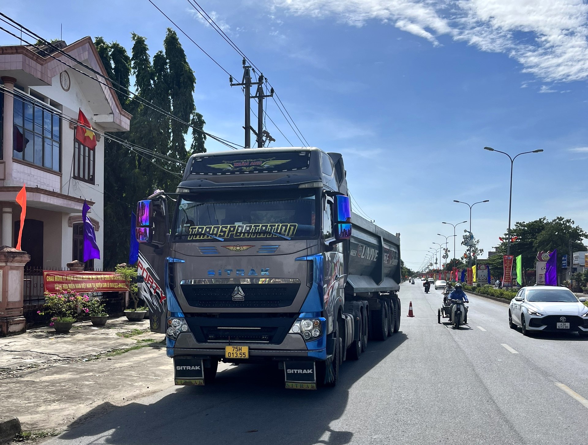 Ô tô đầu kéo rời khỏi hiện trường sau khi gây tai nạn chết người