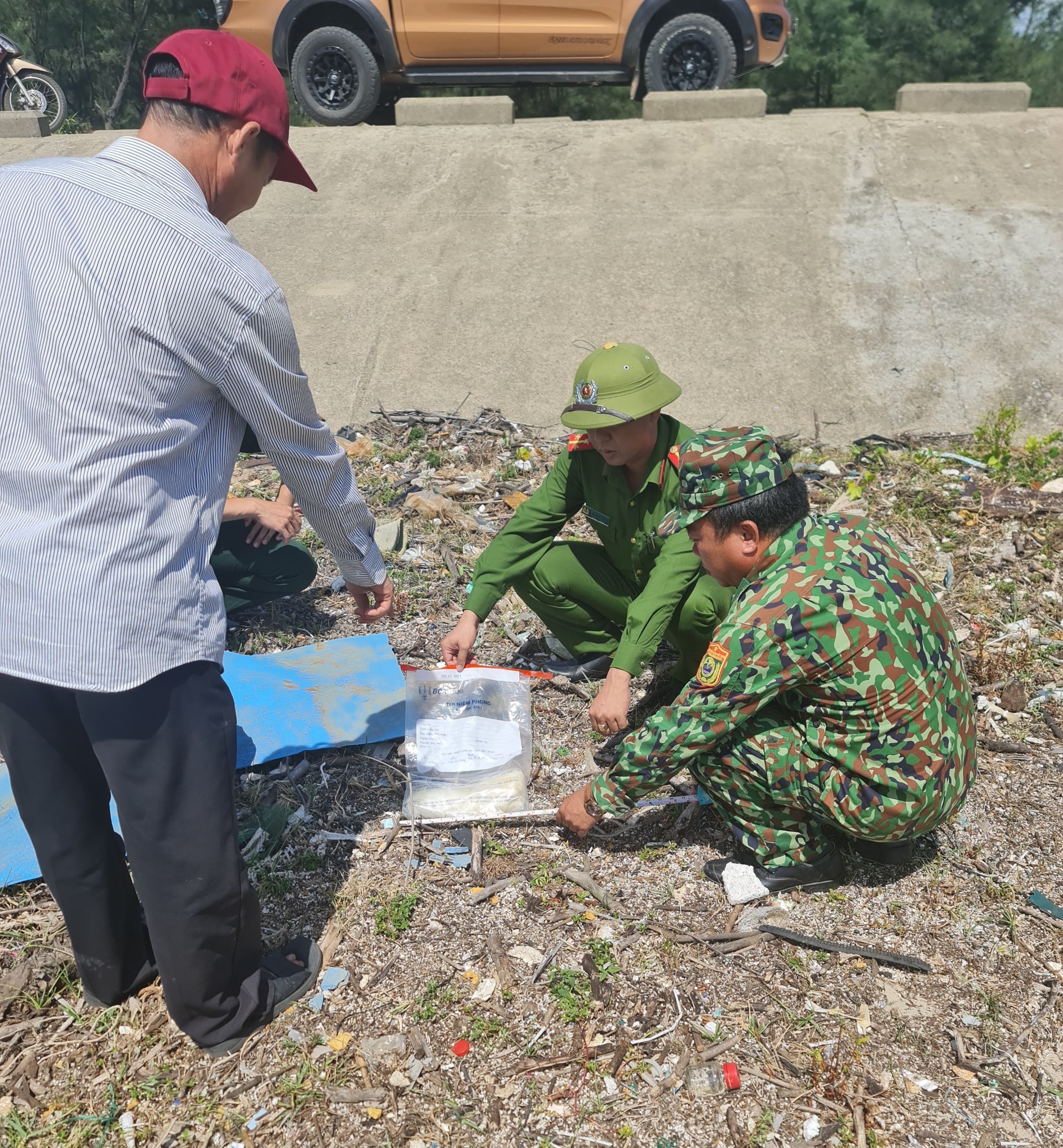 Vĩnh Linh: Phát hiện túi chứa tinh thể màu trắng nghi ma túy trôi dạt vào bờ biển