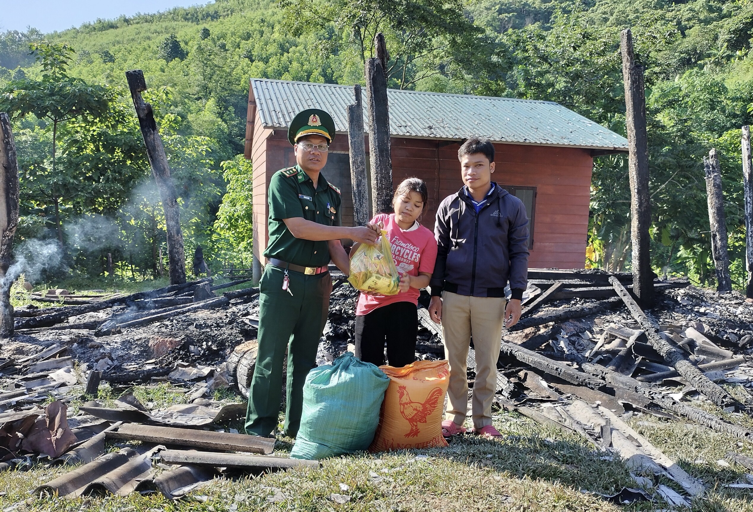Đồn Biên phòng Ba Nang: Kịp thời hỗ trợ gia đình bị hỏa hoạn