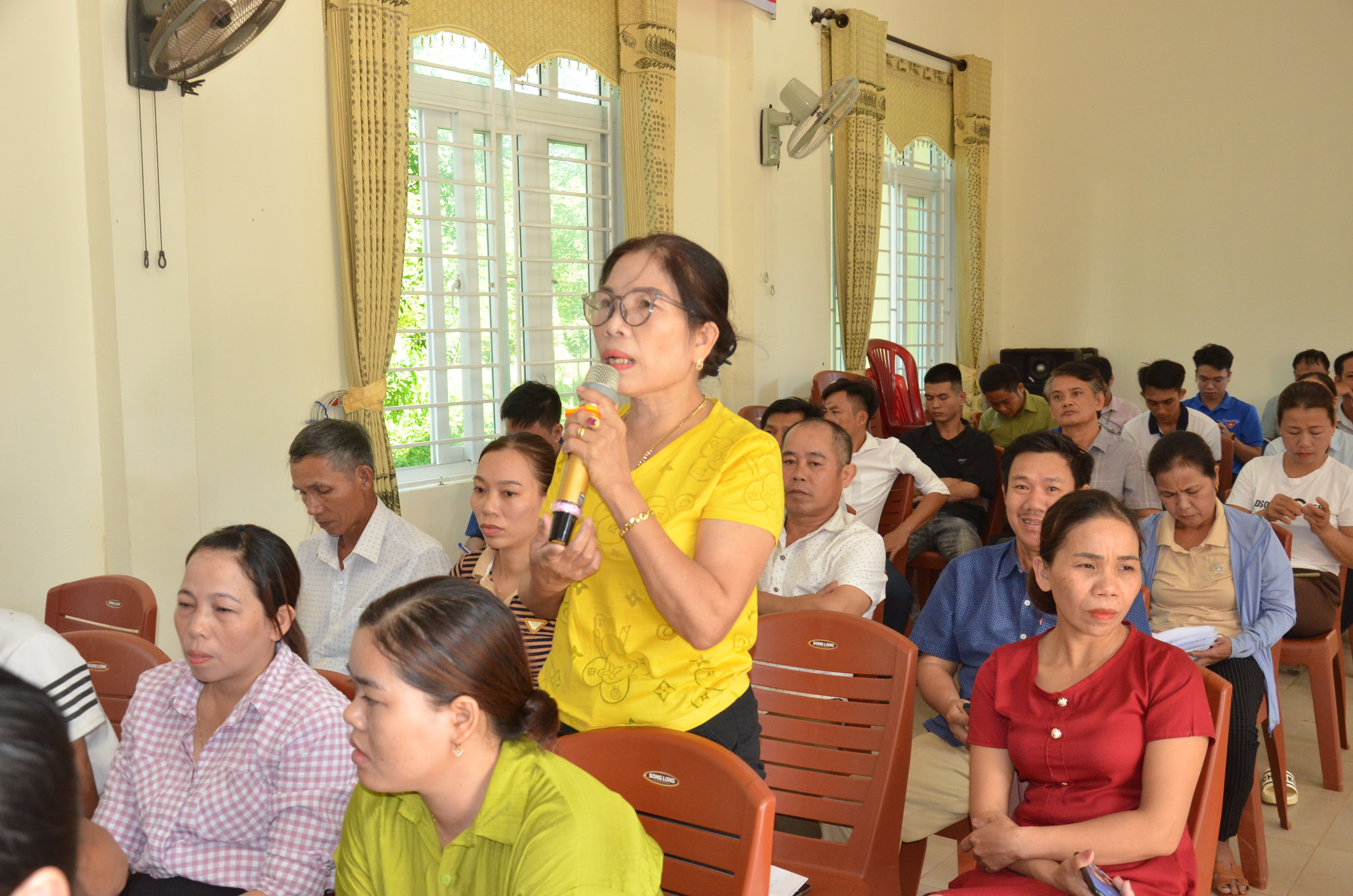 Cử tri xã Cam Nghĩa kiến nghị giải quyết nhiều vấn đề về đất đai
