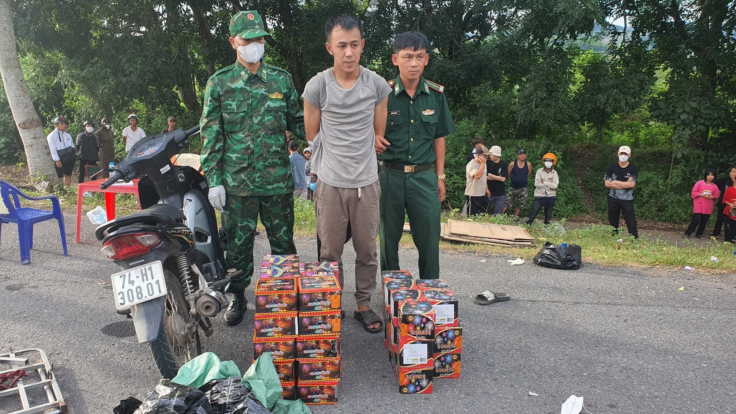 Bắt đối tượng vận chuyển trái phép 85 kg pháo nổ