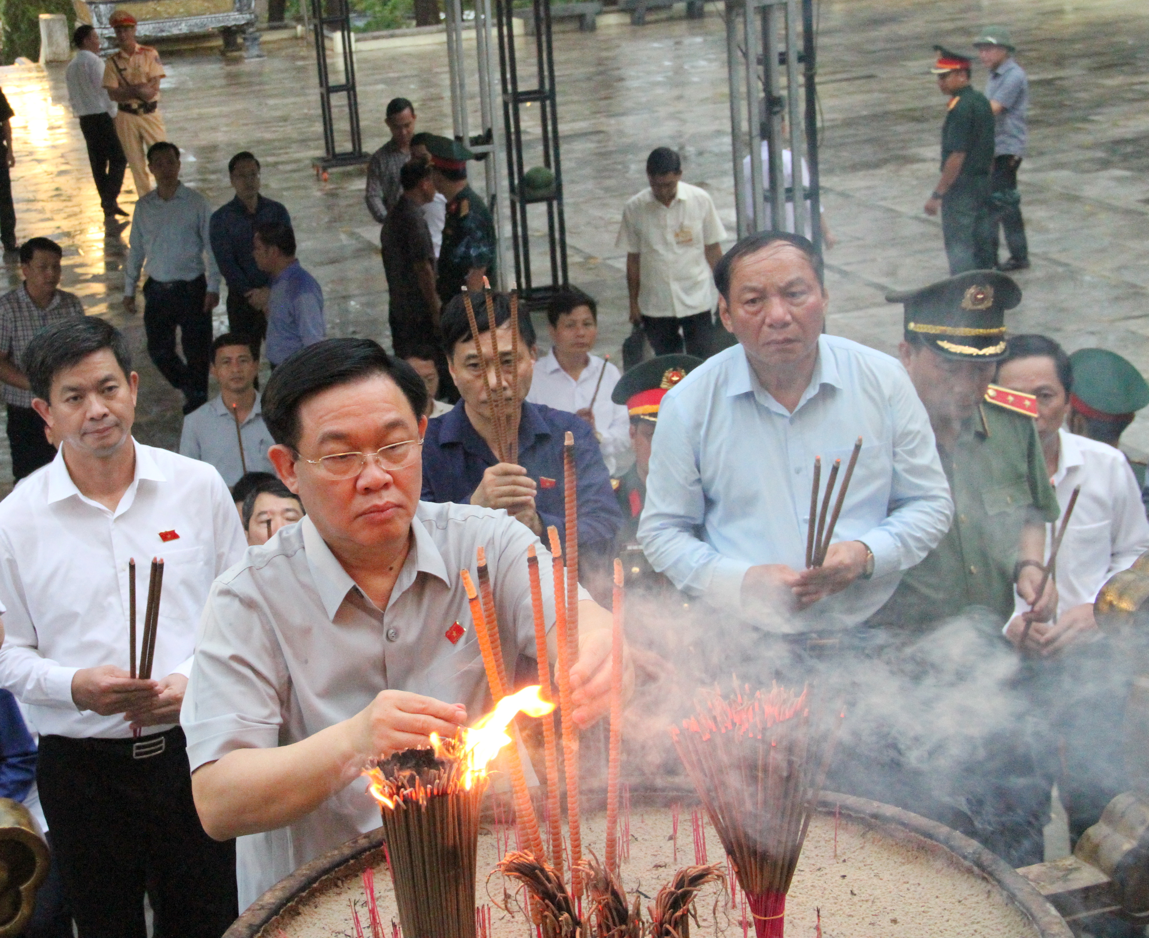 Chủ tịch Quốc hội Vương Đình Huệ tri ân các anh hùng liệt sĩ và tặng quà gia đình chính sách tại Quảng Trị