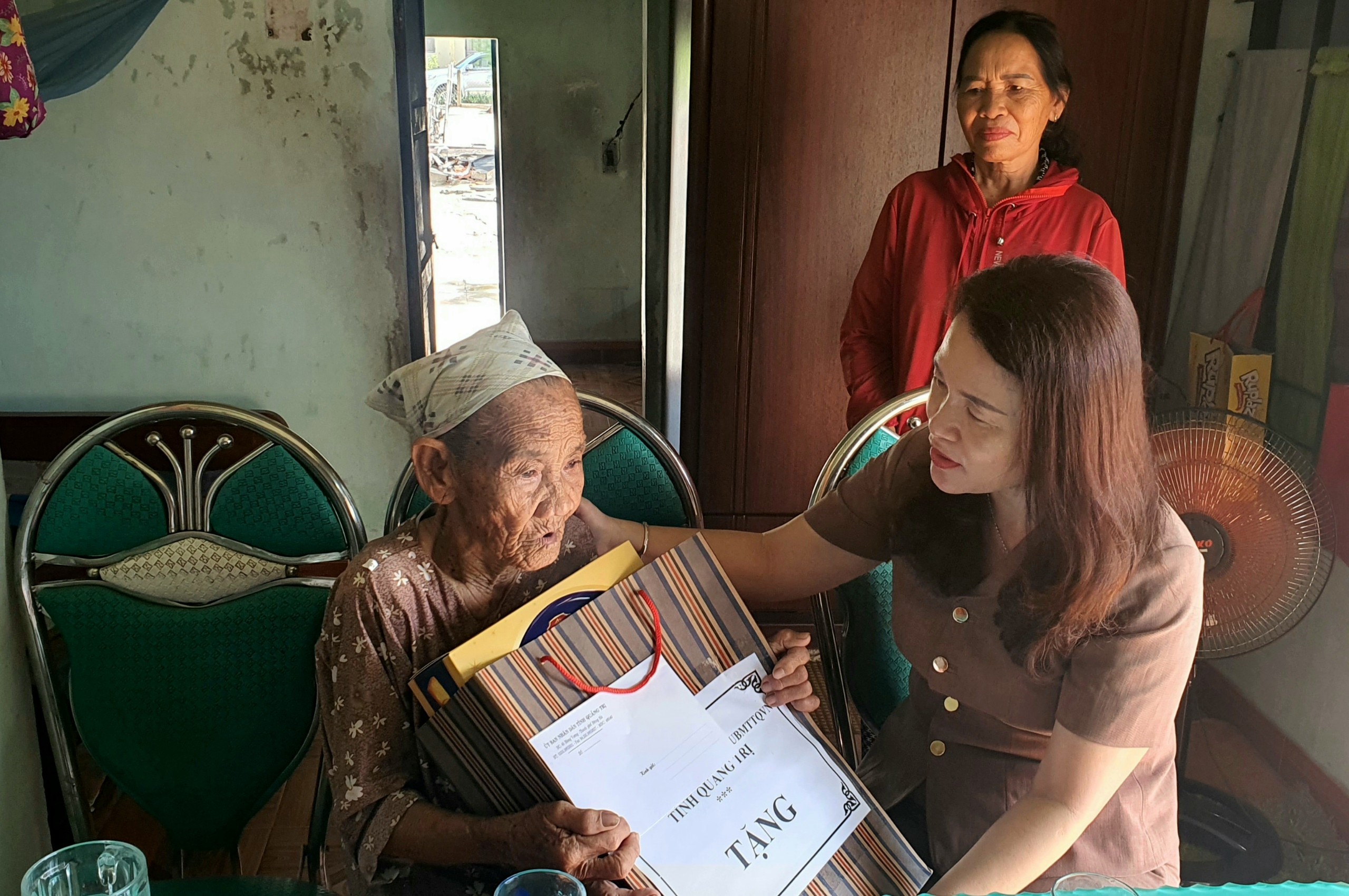 Chủ nhiệm Ủy ban Kiểm tra Tỉnh ủy Hồ Thị Thu Hằng thăm, tặng quà các gia đình chính sách