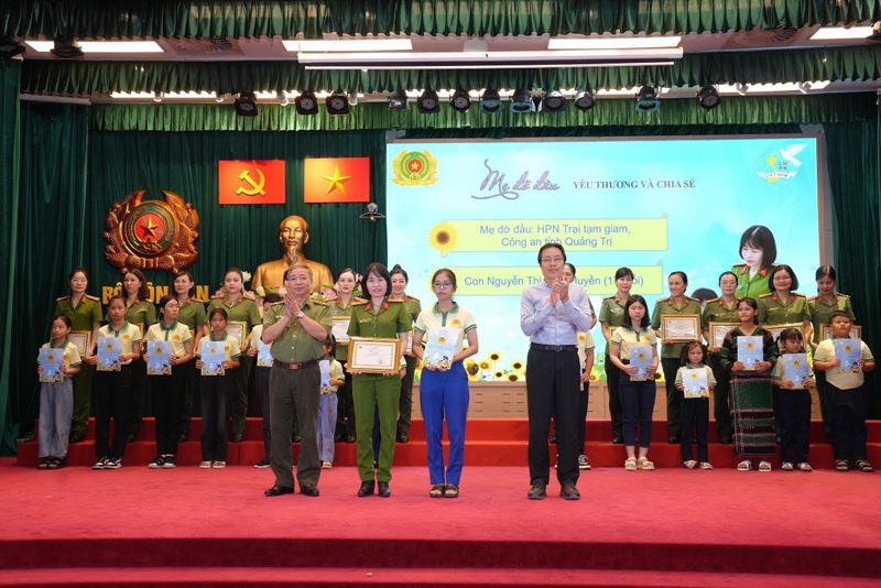 Những người “mẹ đỡ đầu” là nữ chiến sĩ công an