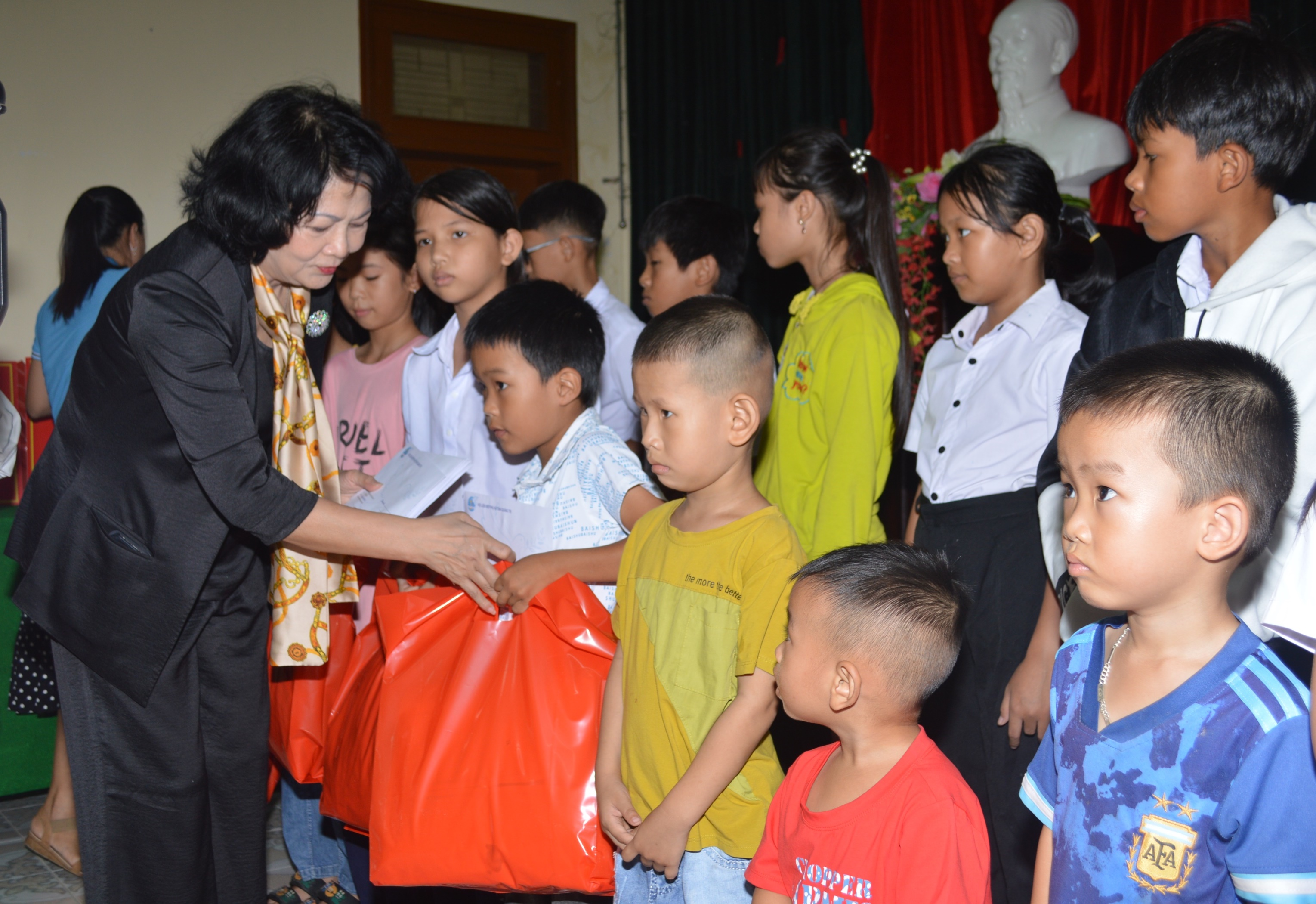 Nguyên Phó Chủ tịch nước Đặng Thị Ngọc Thịnh dâng hoa, dâng hương tại Thành Cổ Quảng Trị, Nhà lưu niệm Tổng Bí thư Lê Duẩn 